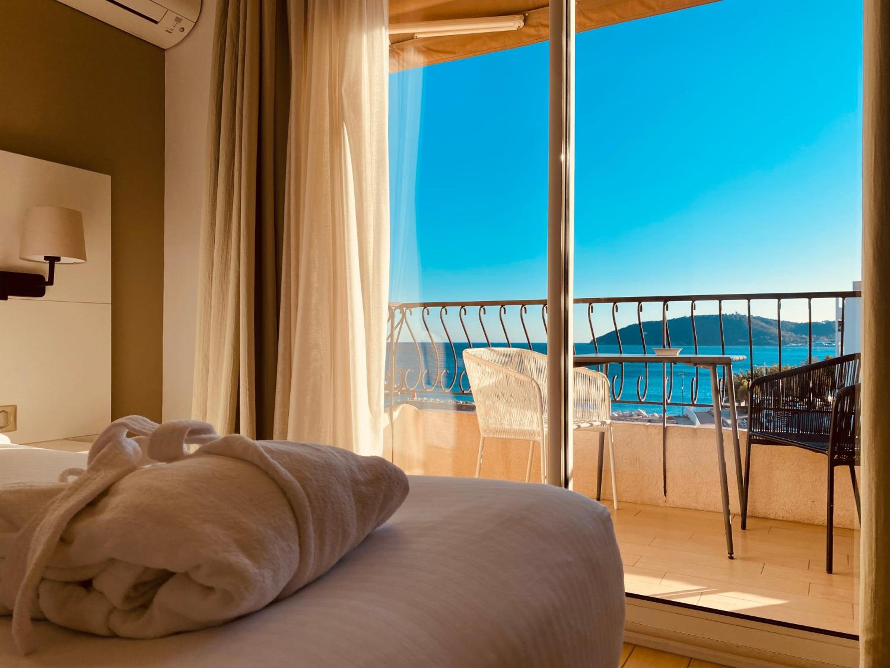 Superior Queen Room with Balcony and Sea View - Non-Smoking photo 2