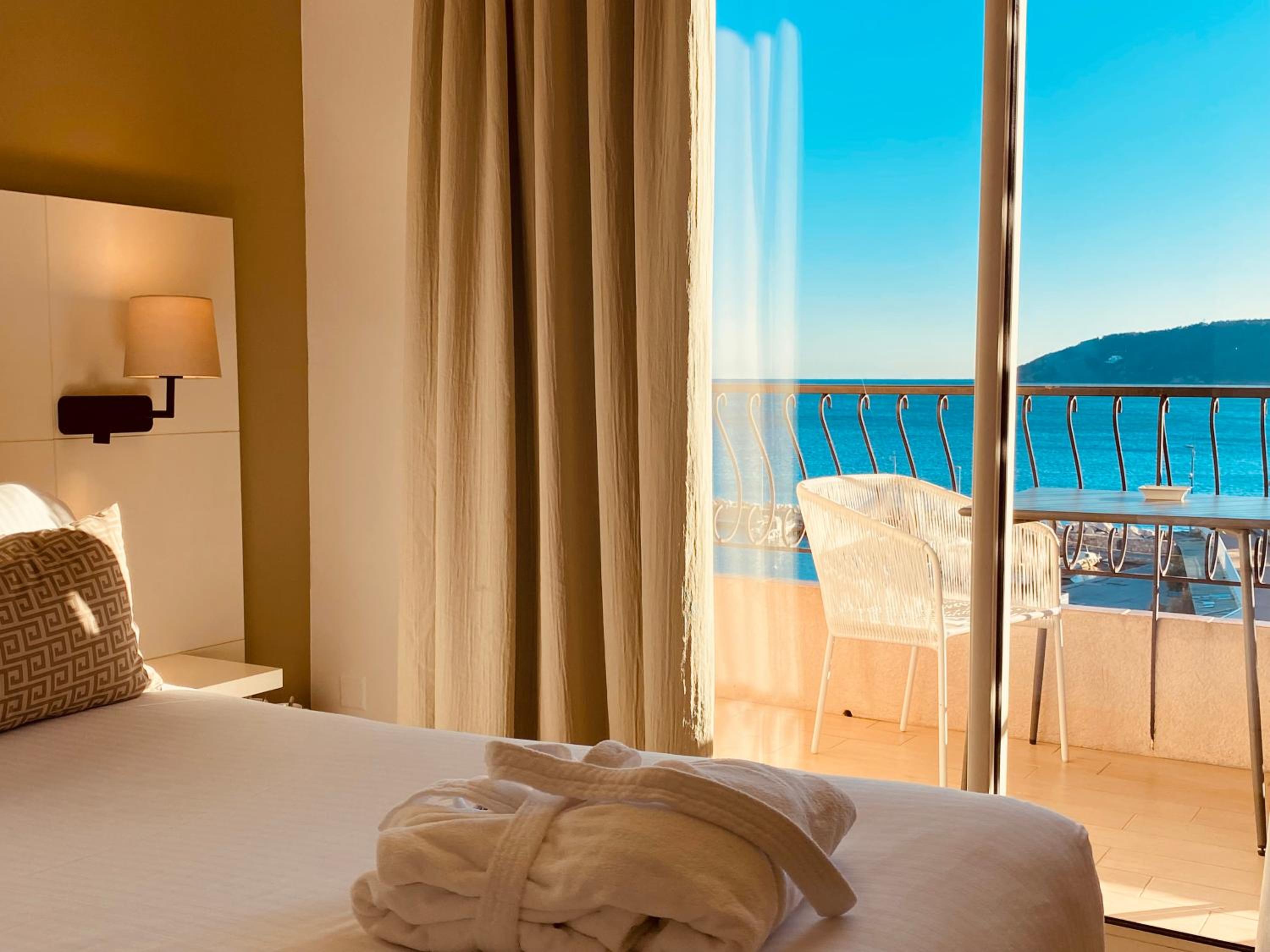 Superior Queen Room with Balcony and Sea View - Non-Smoking photo 3