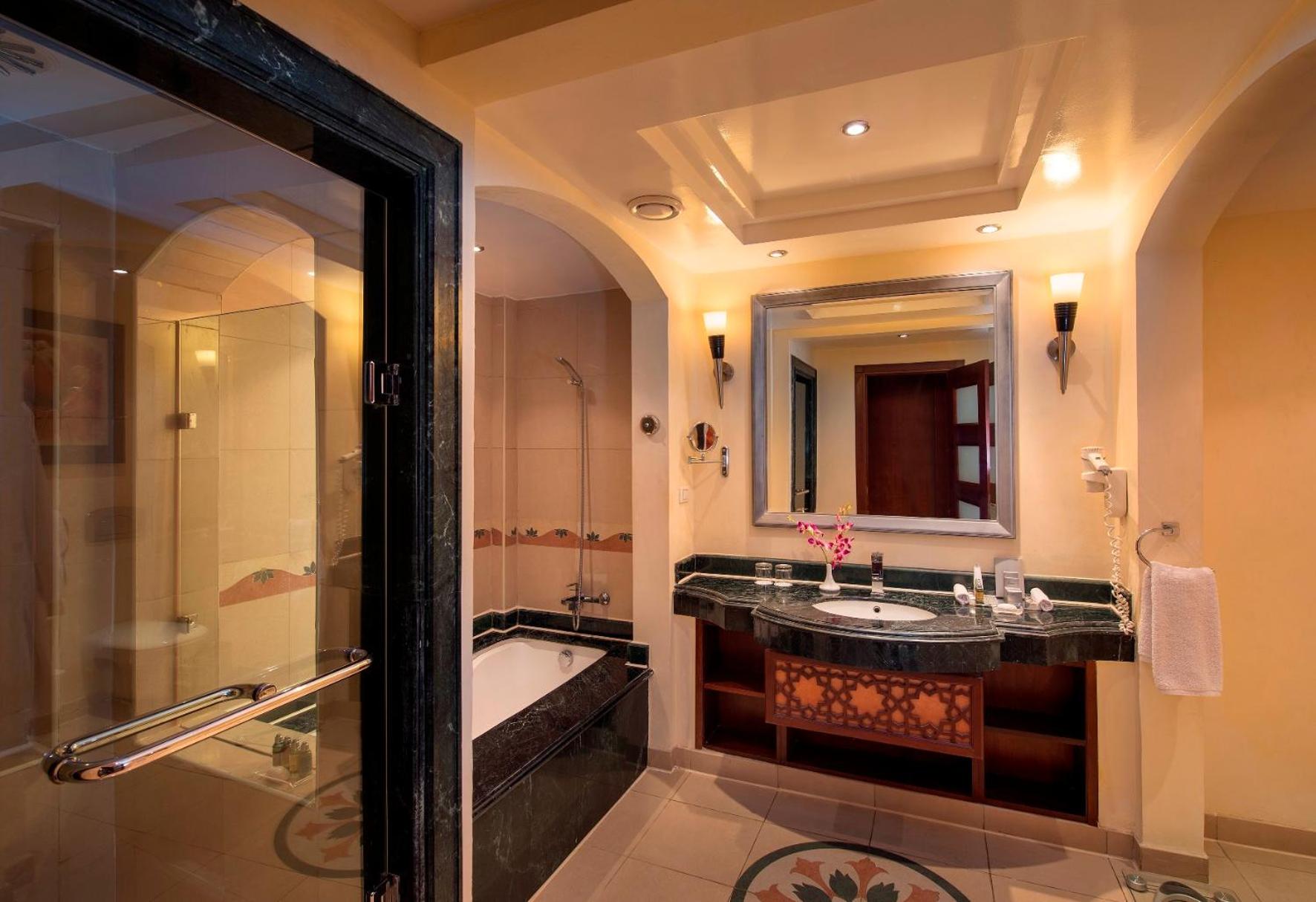 Double Room with Pool View - Photo 2