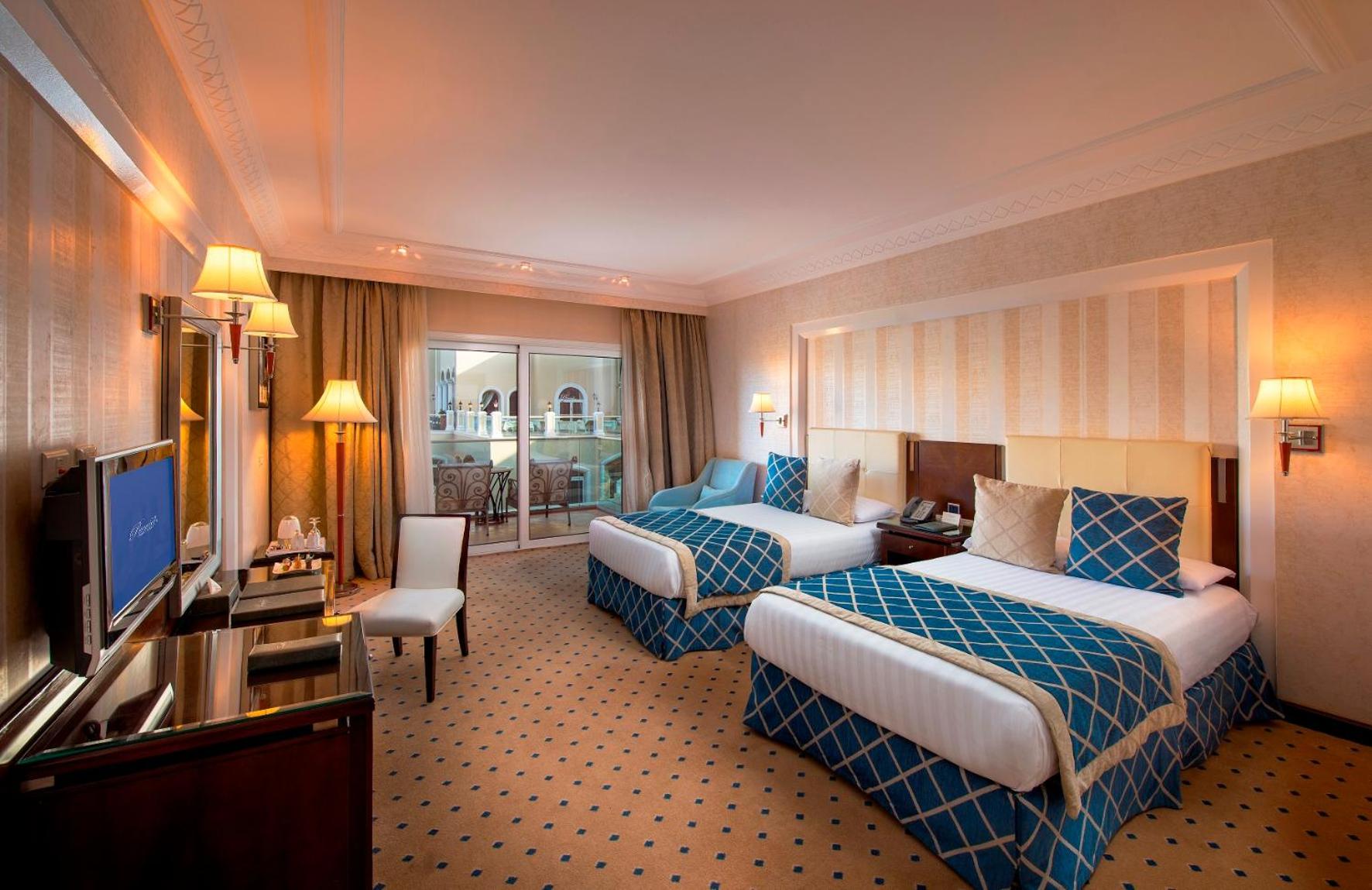Double Room with Pool View - Photo 3