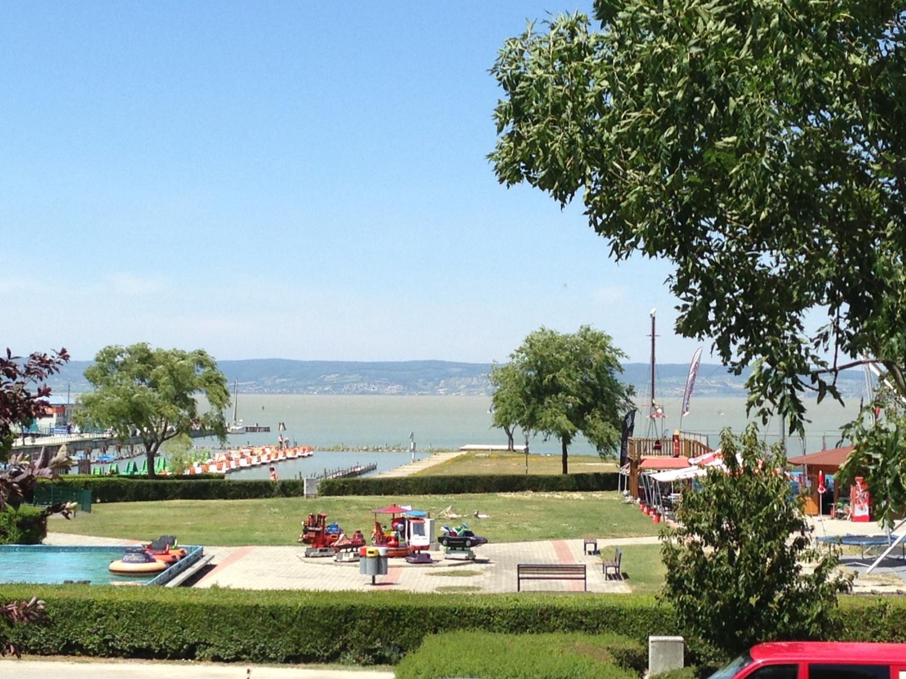 Family Suite with Balcony and Lake View photo 3