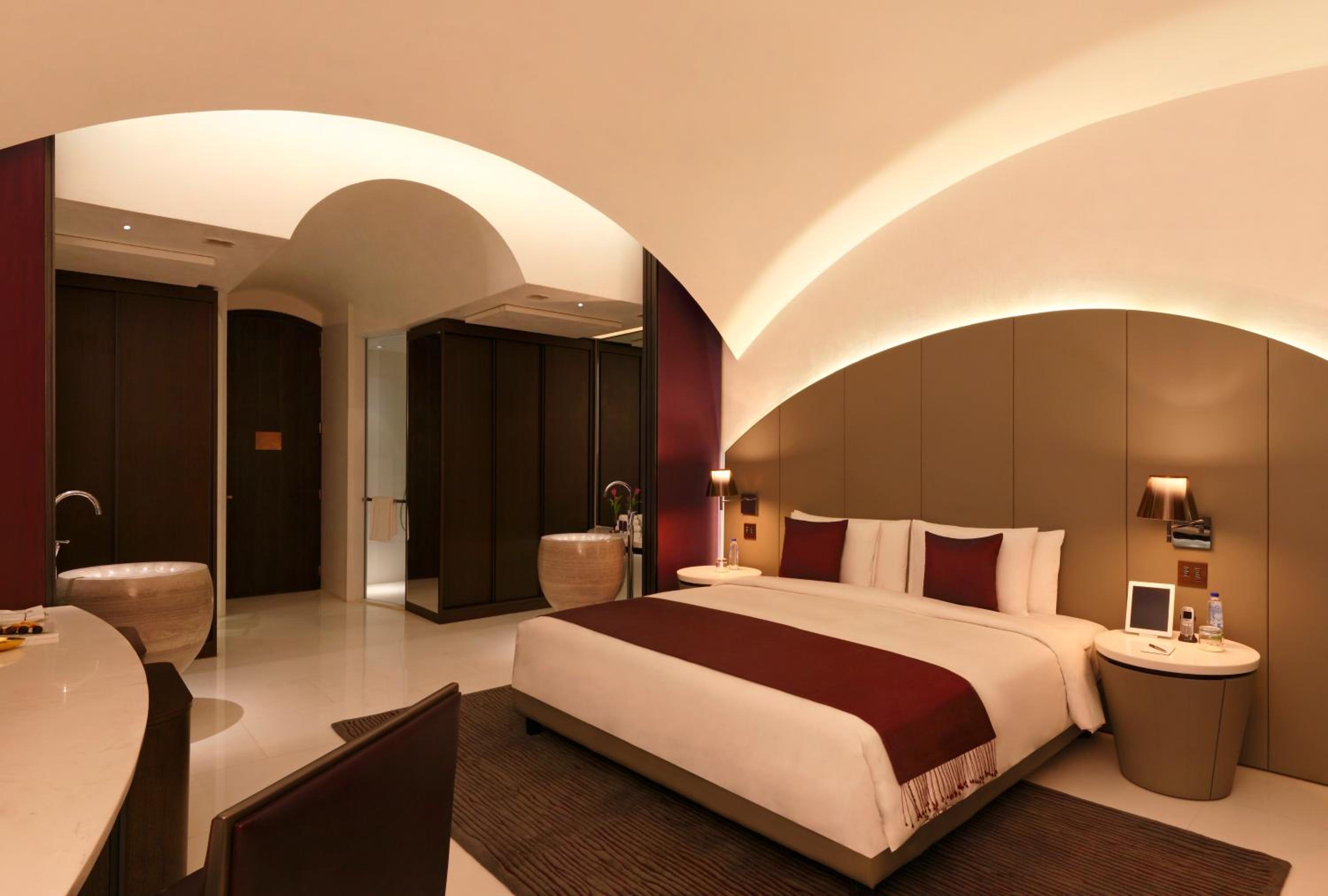 The Roseate Suite with Hi-Tea (16:30 to 17:30, Complimentary 30-min spa treatment (per stay for Mon to Thurs and 30% Discount on Spa Treatments on Fri to Sun) Pre Booking of Slot is mandatory, 15% disc on Laundry and Car Services, One Way Airport Transfer - Photo 1