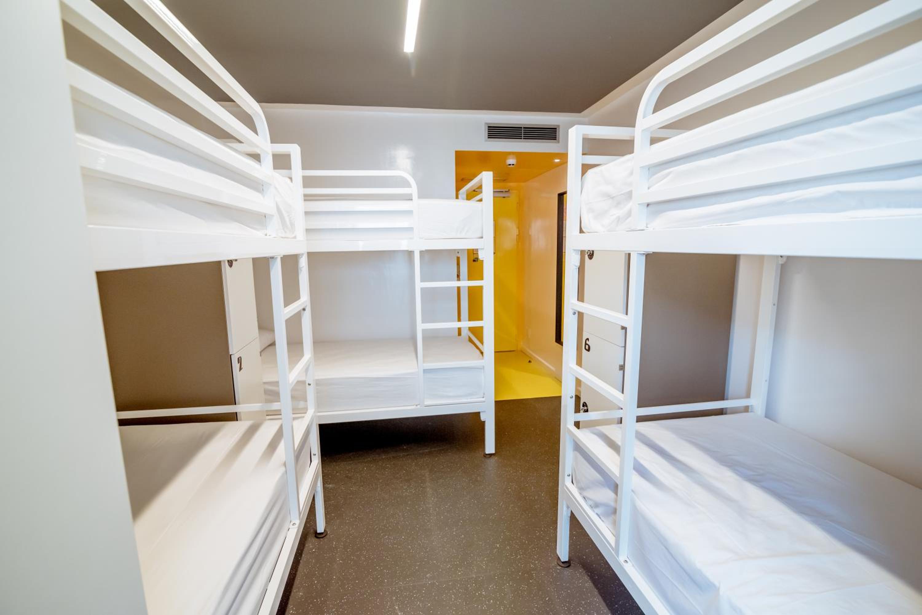 Cama en dormitorio compartido mixto para 6 personas - Baño compartido