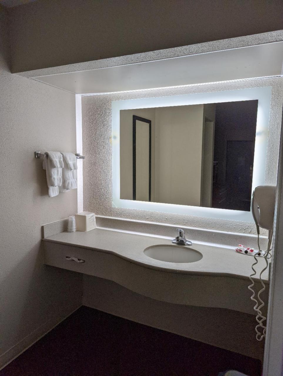 King Room - Non-Smoking - Photo 6