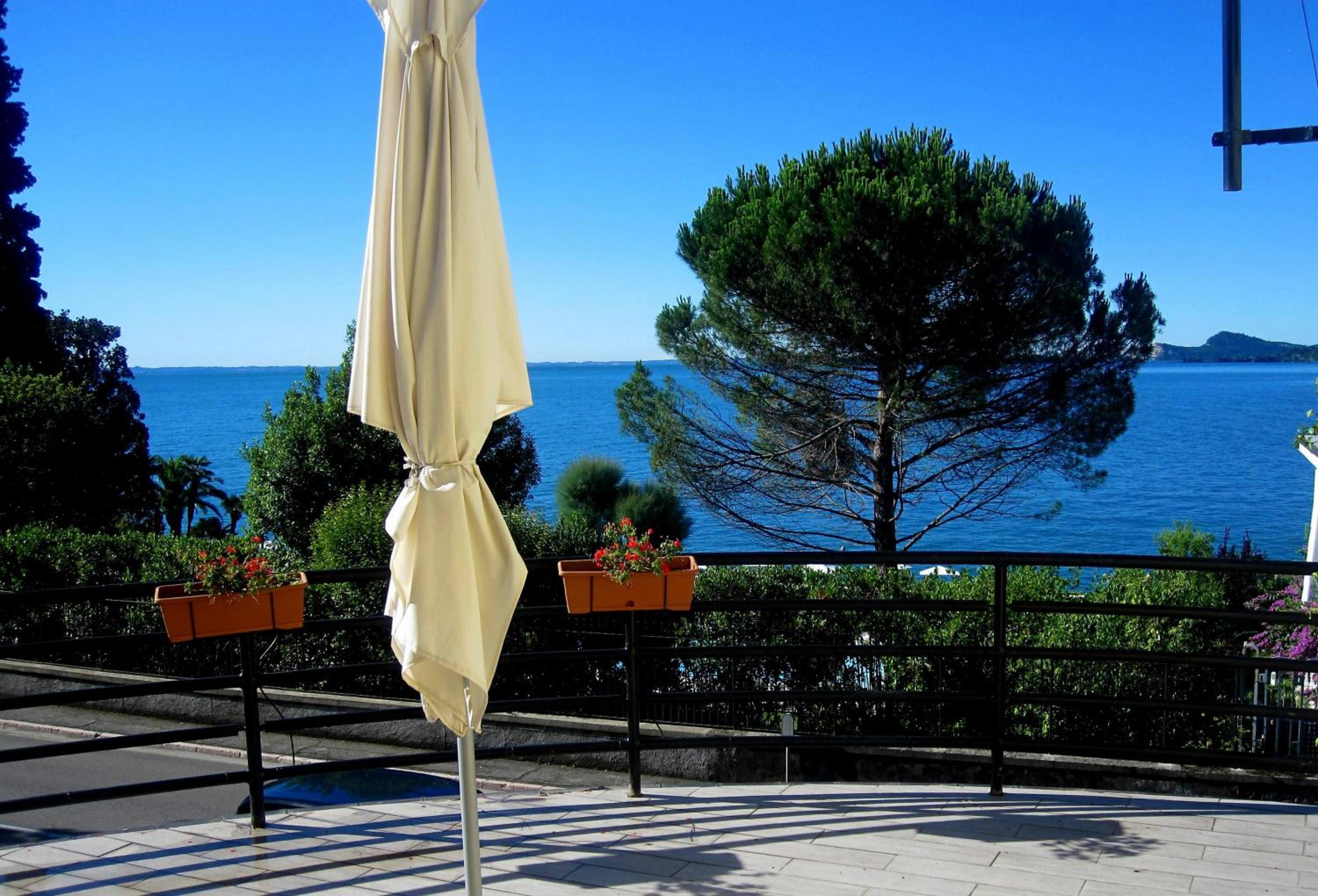 Double Room with Lake View - Photo 4