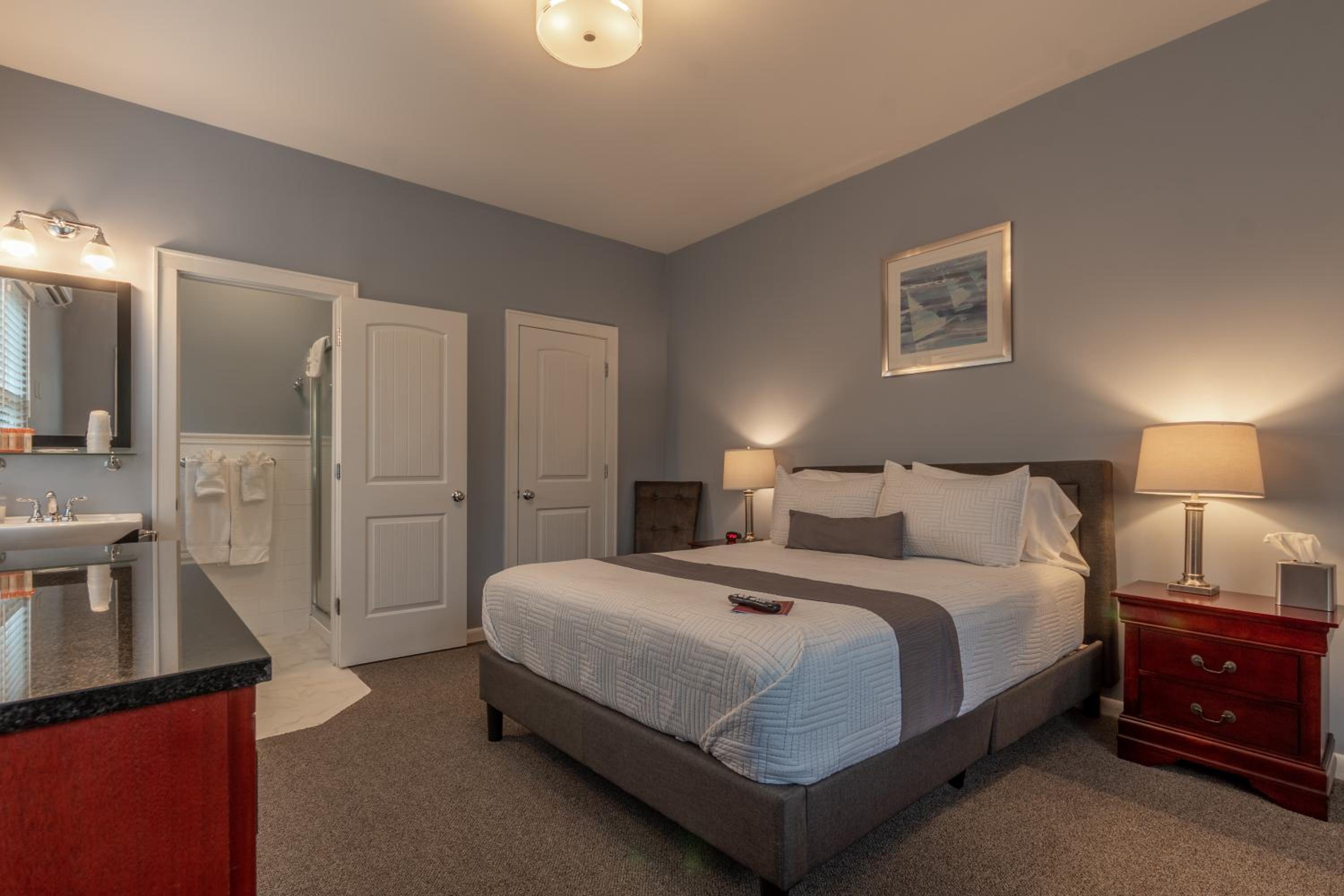 Queen Room photo 1