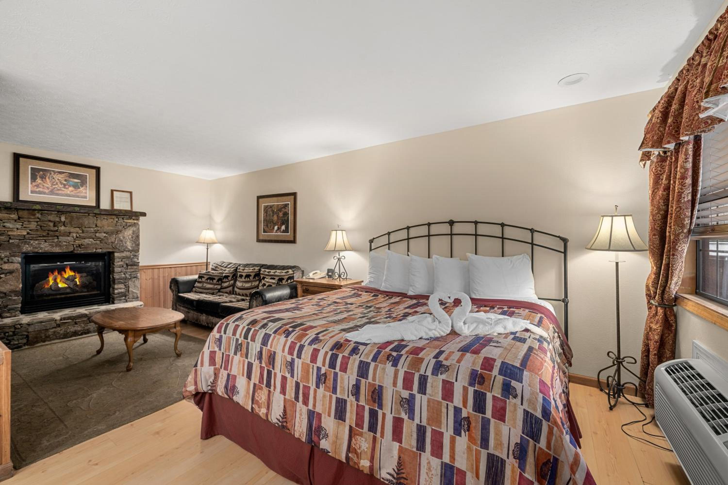 Deluxe King Suite photo 1