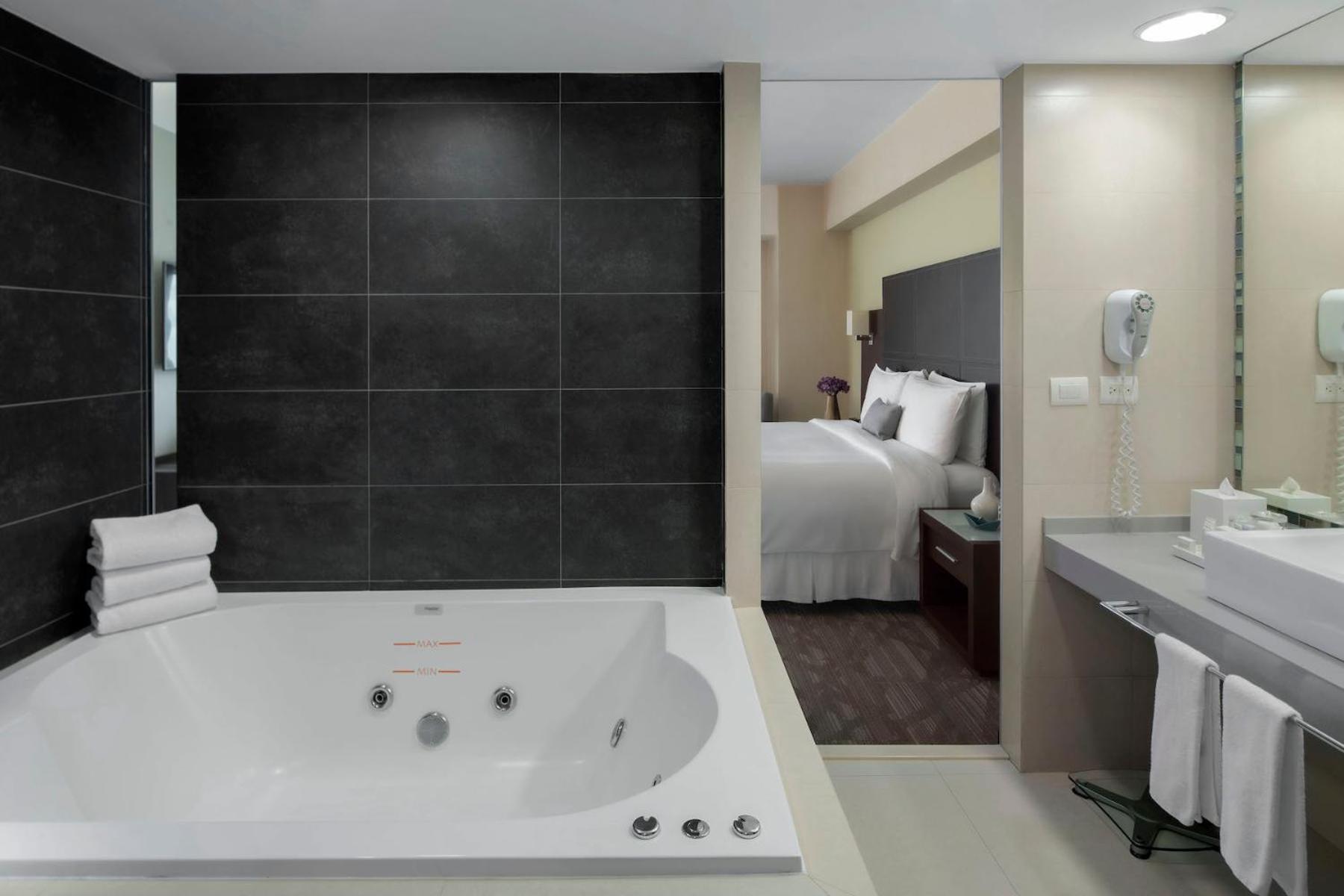 Suite - Photo 3