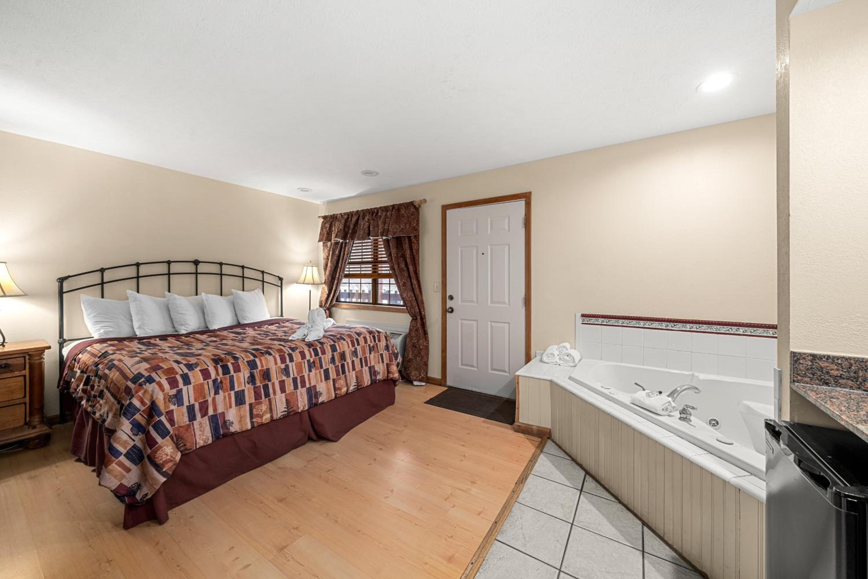 King or Queen Room with Spa Bath - Non-Smoking photo 3