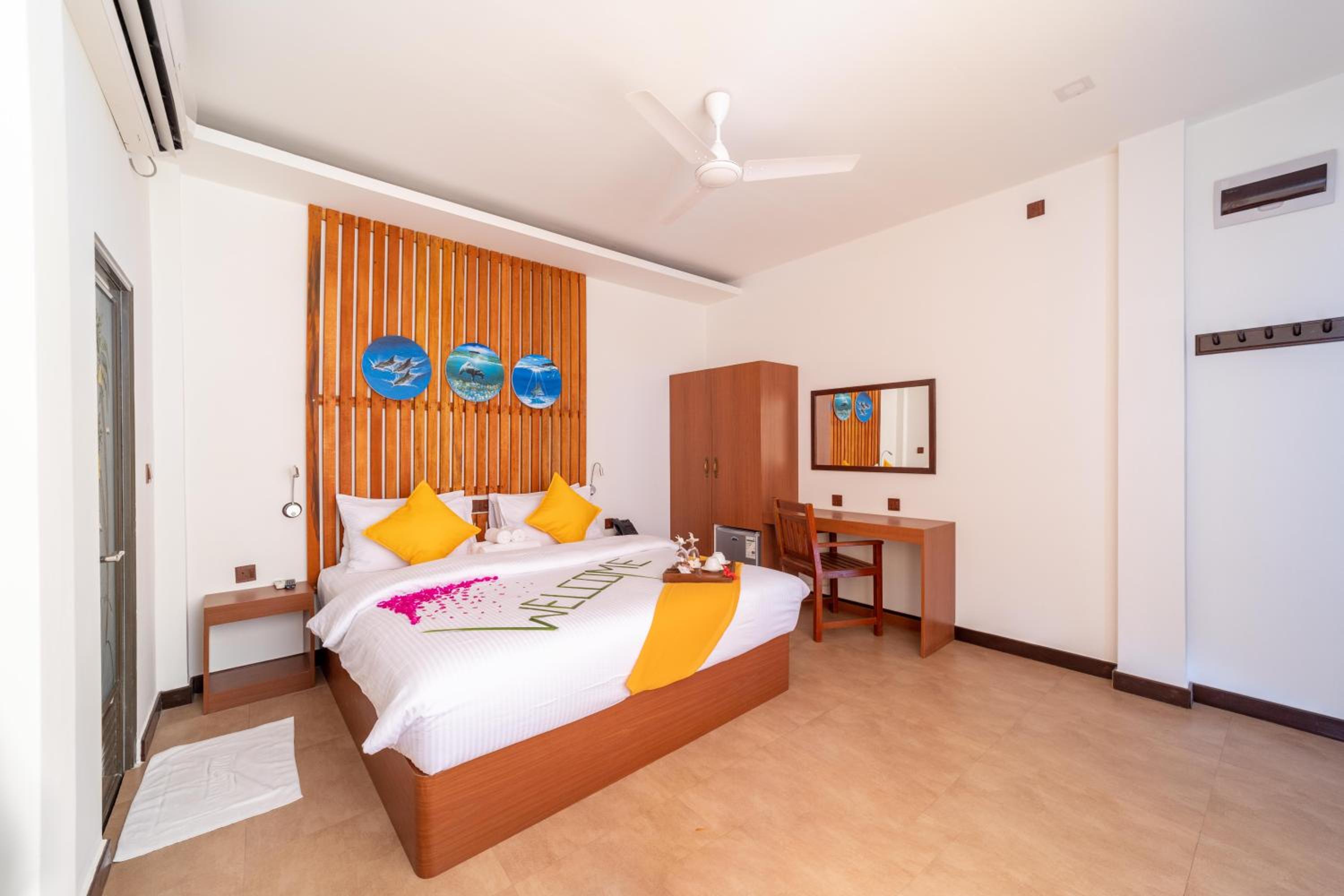 Deluxe Double Room (2 Adults + 1 Child) - Photo 4