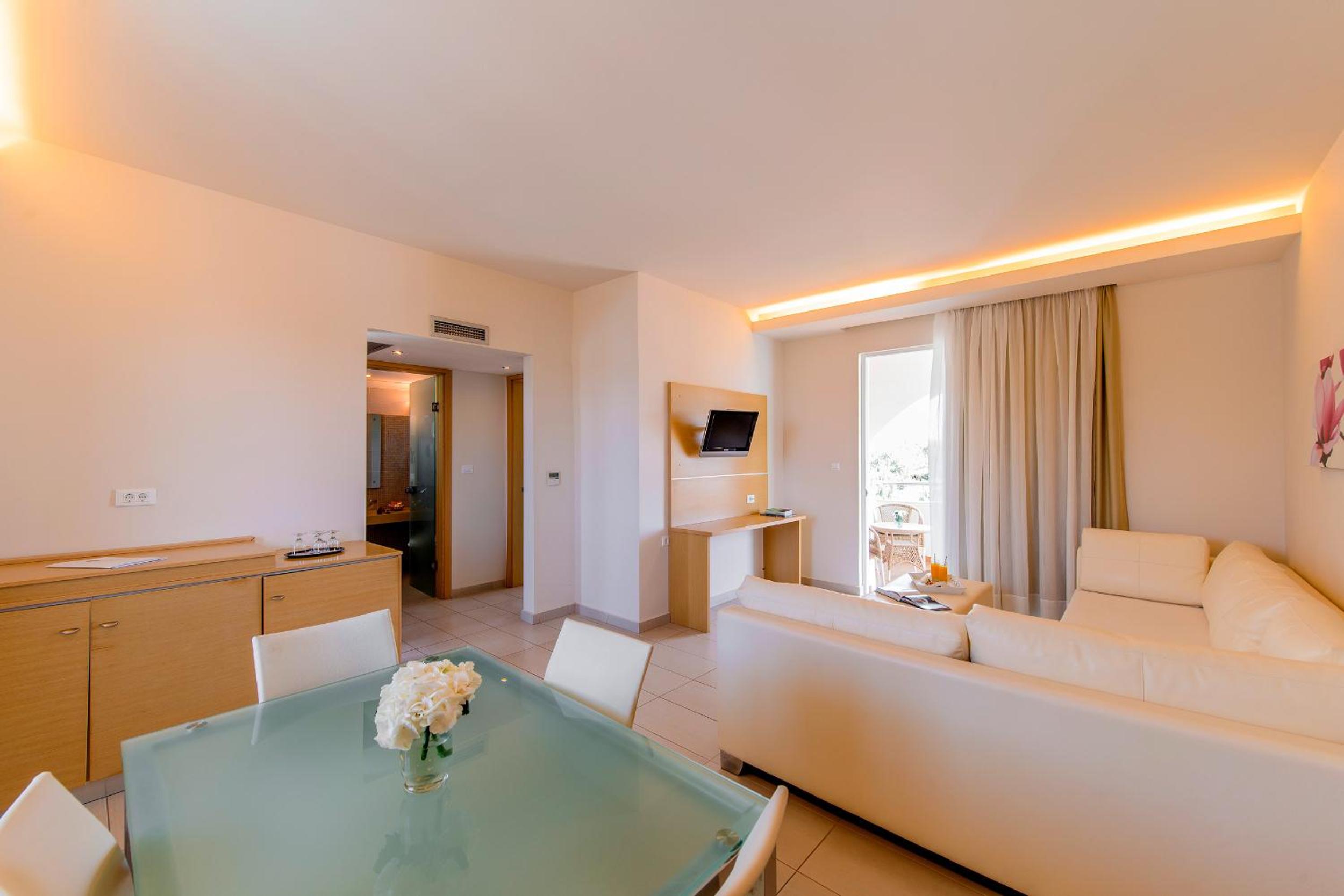 Family Suite with Side Sea View - Photo 2