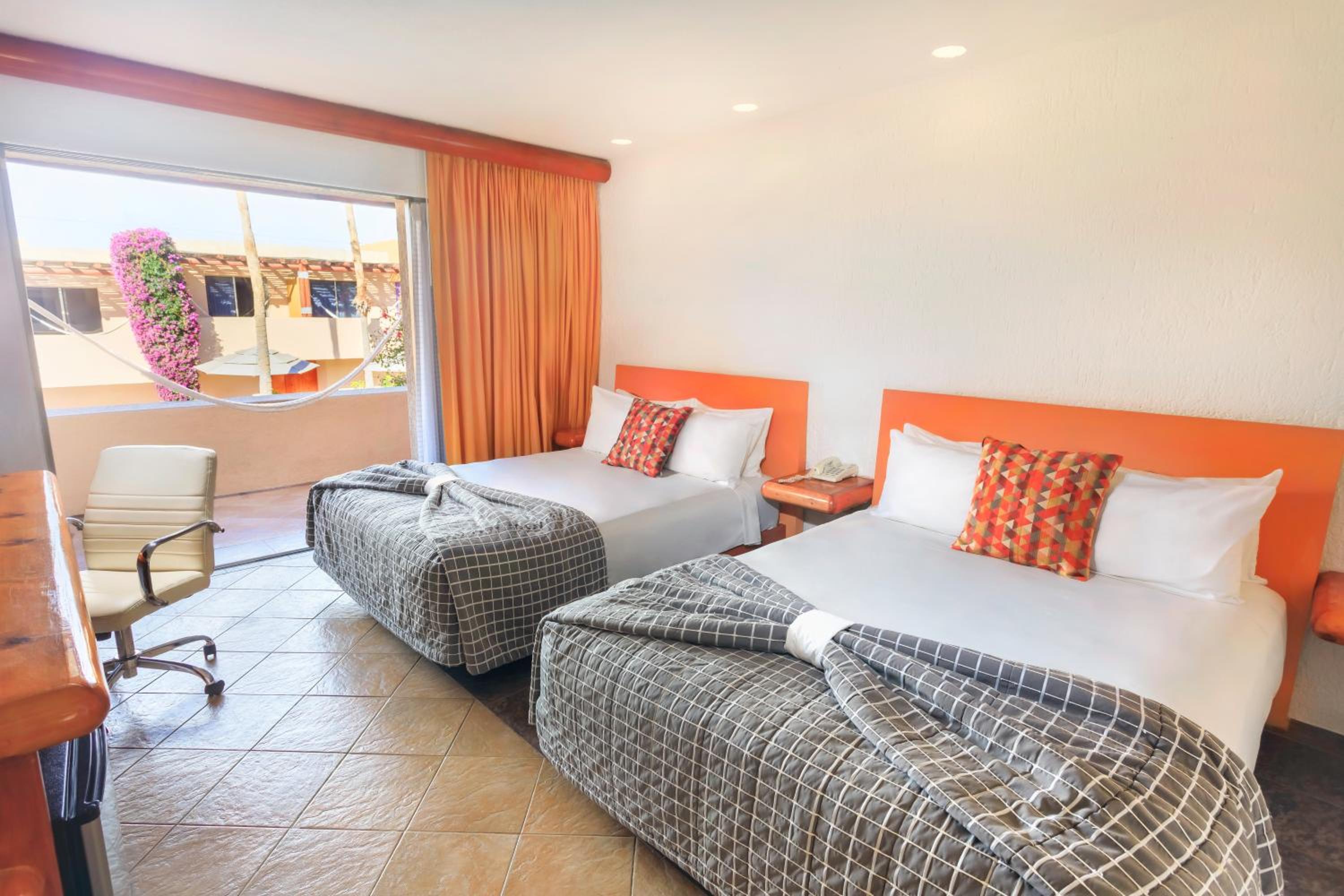 Standard Room with 2 queen size beds and patio - Photo 1