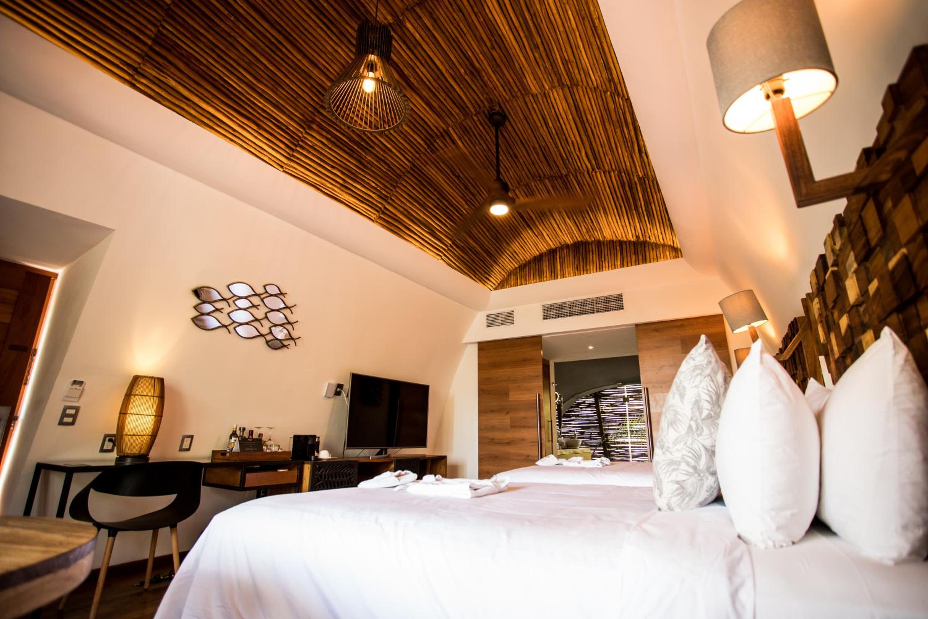 Deluxe Room thumbnail 6