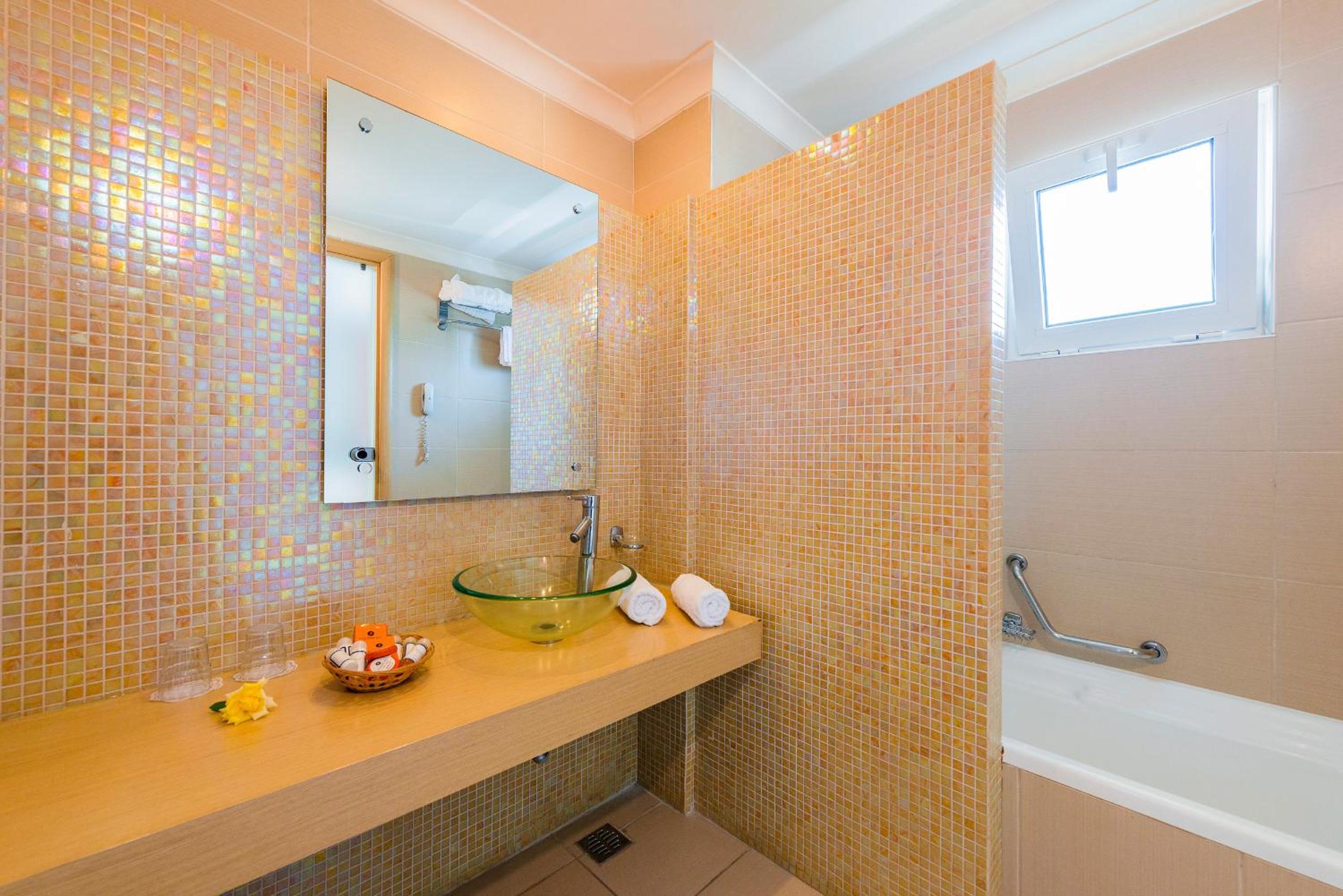 Family Suite with Side Sea View - Photo 3