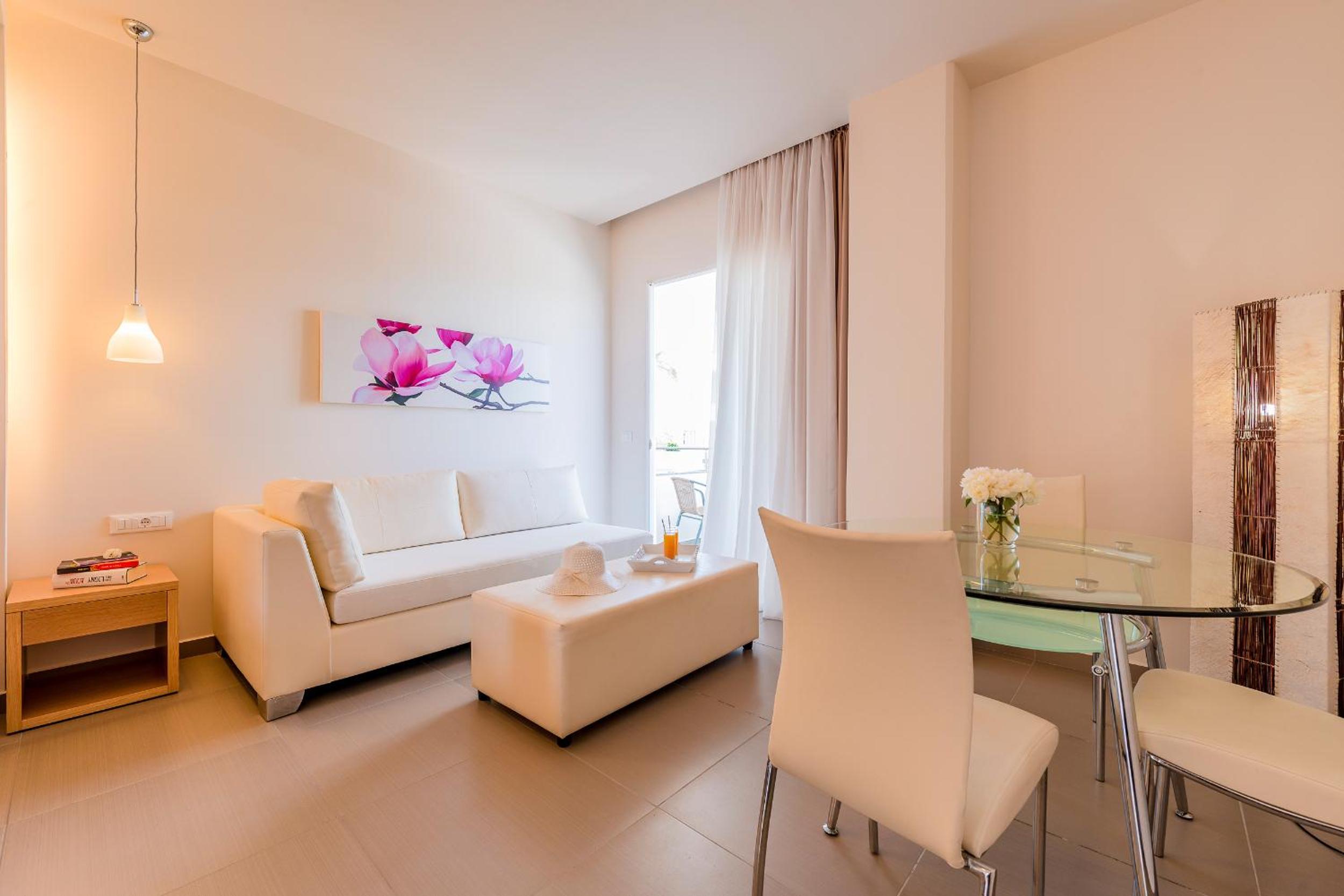 One-Bedroom Suite (3 Adults) - Photo 6