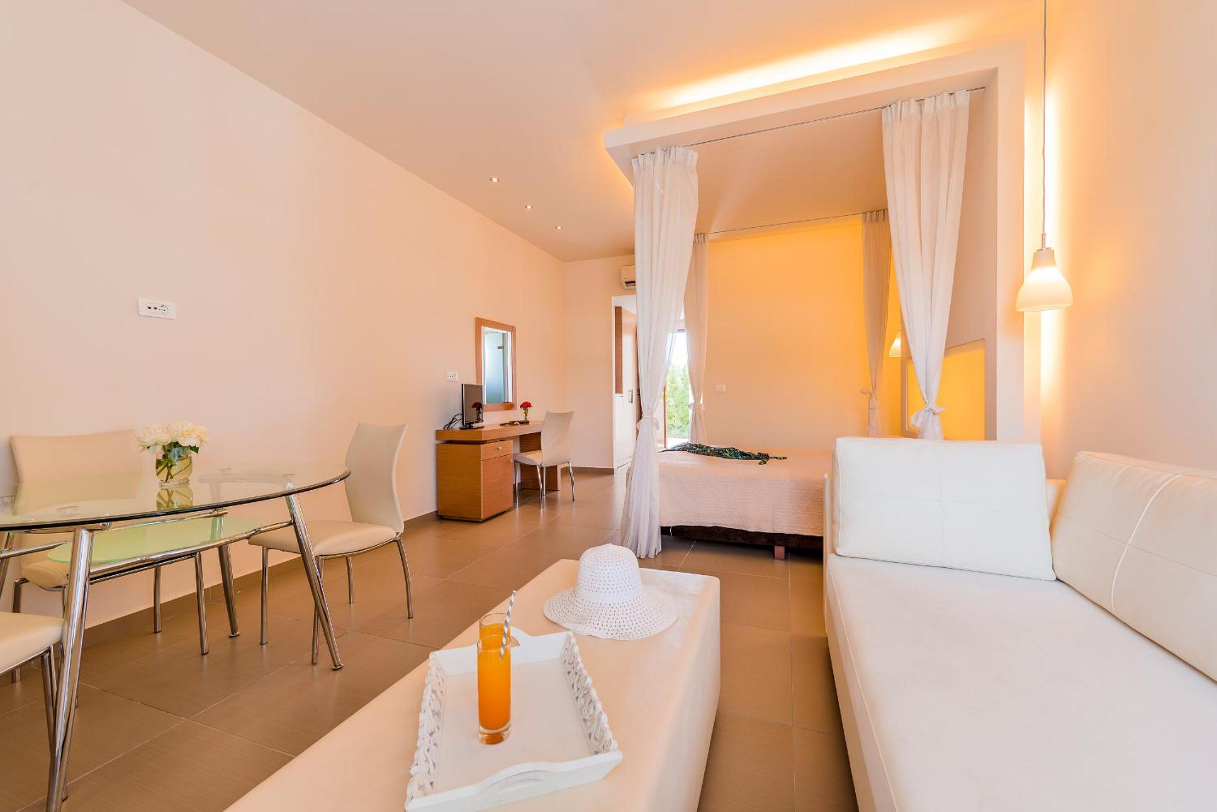 One-Bedroom Suite (3 Adults) - Photo 4