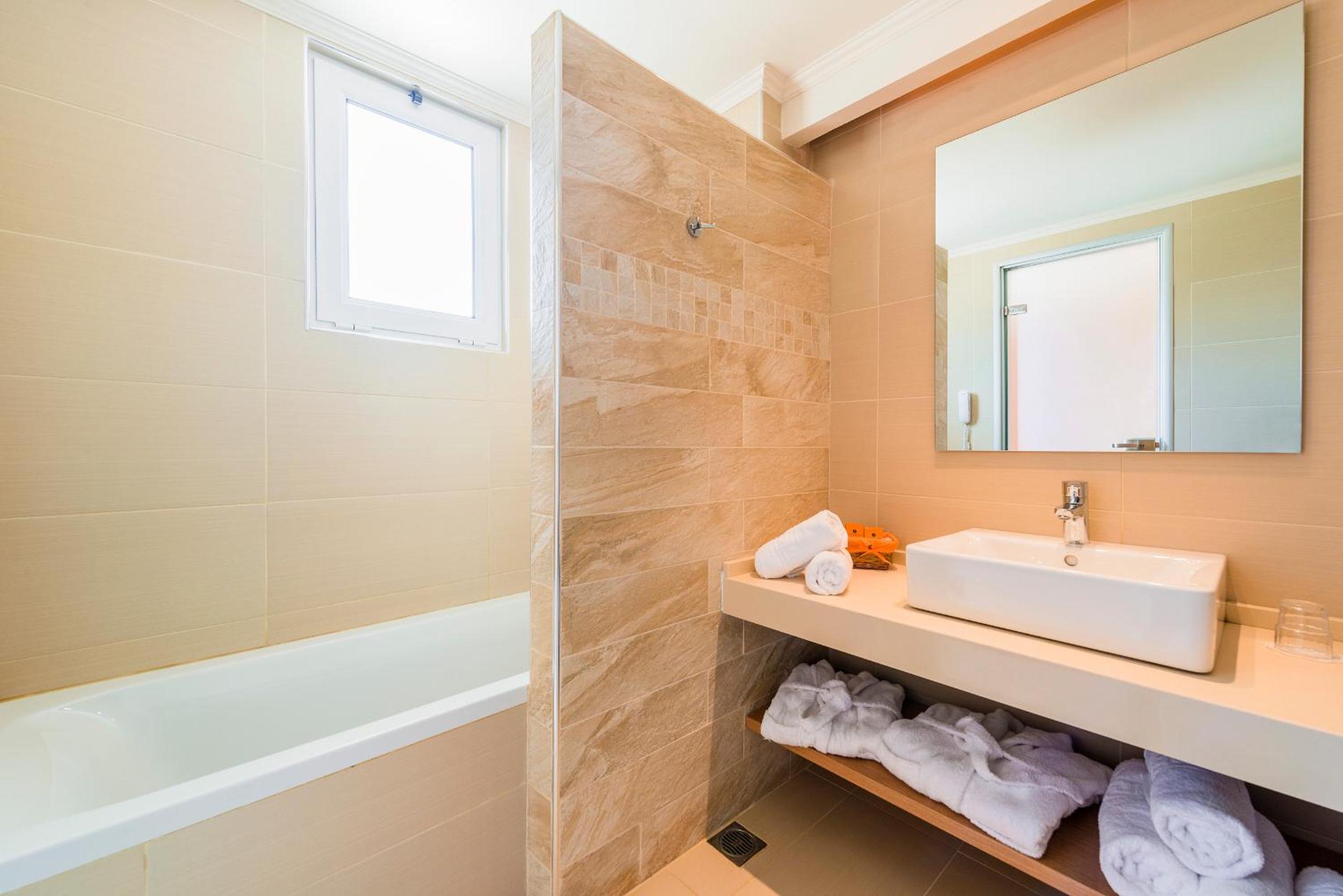 One-Bedroom Suite (3 Adults) - Photo 3