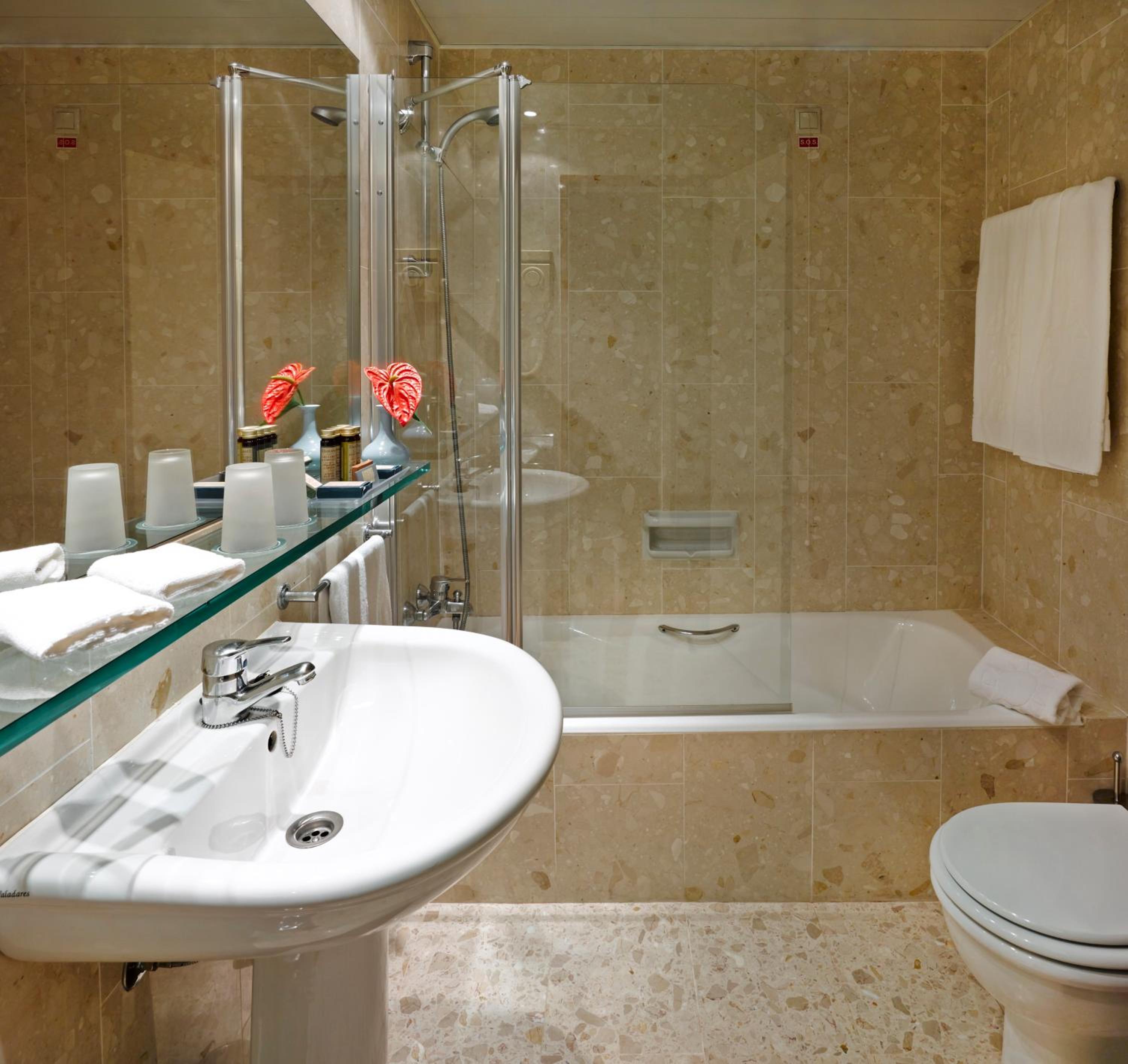 Double or Twin Room with Land View - Photo 5