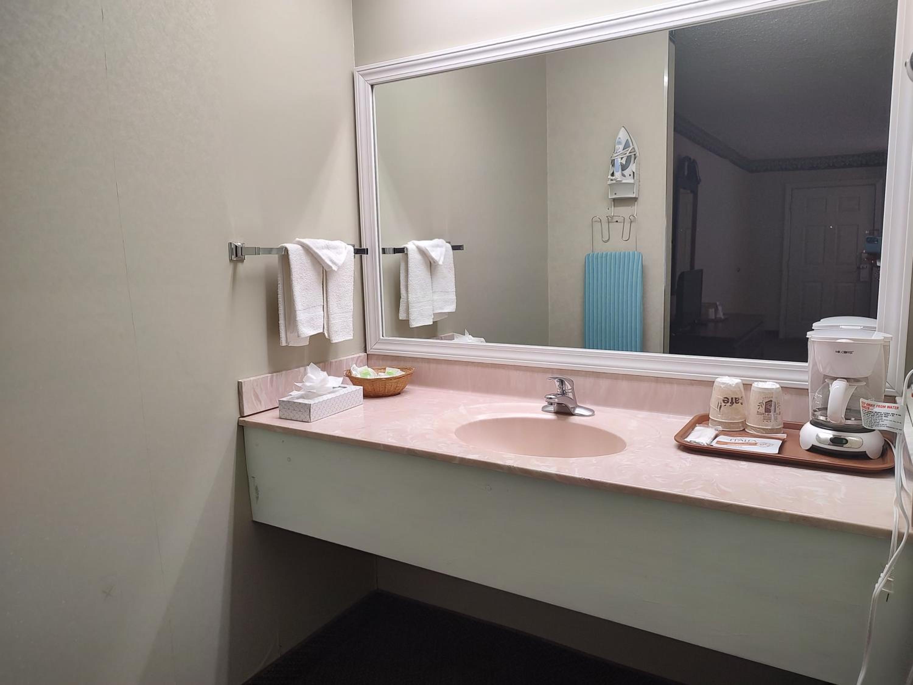 King Room - Non-Smoking - Photo 10