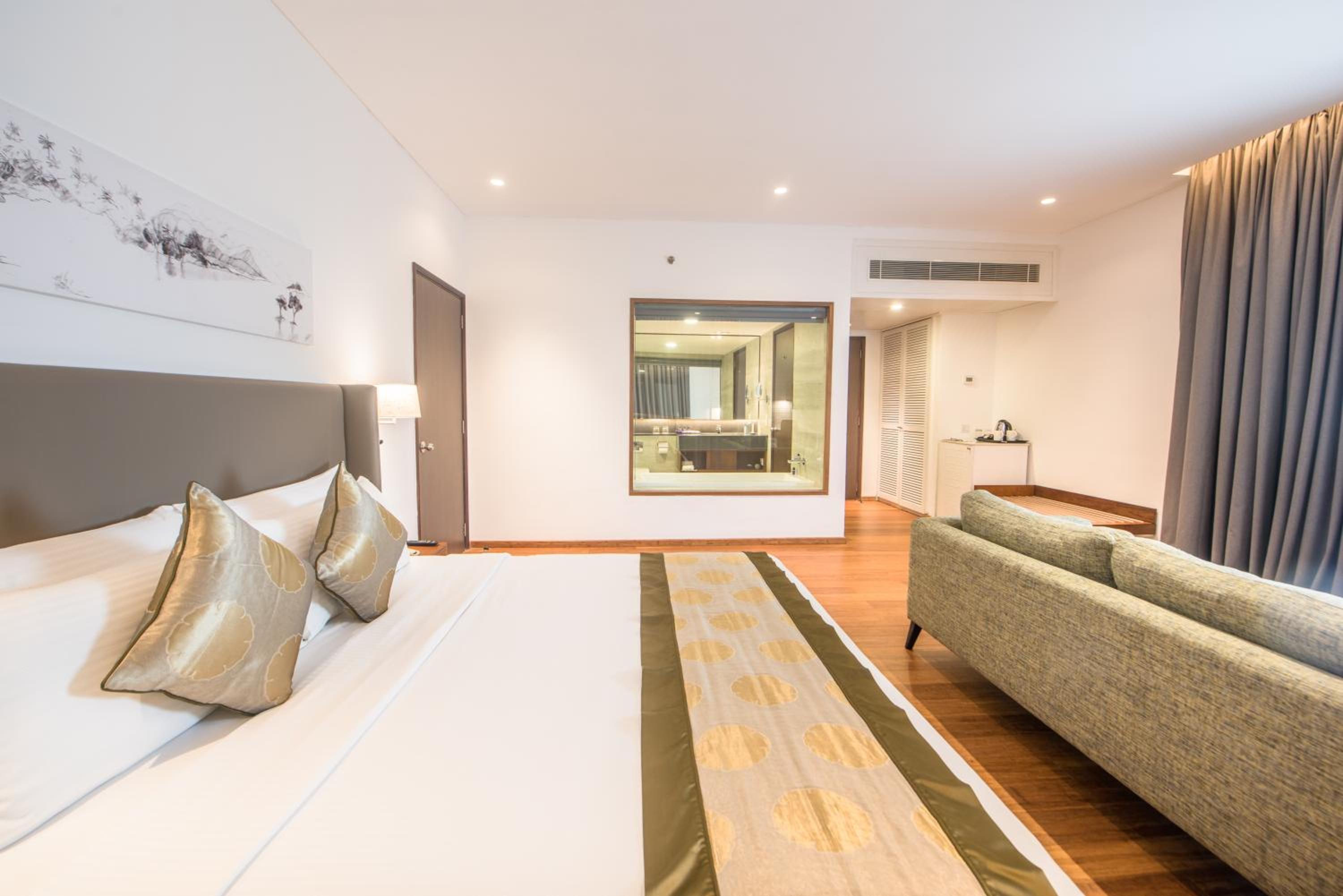 Premium Pool View King Bed Room including One Way Airport Transfer - Photo 2