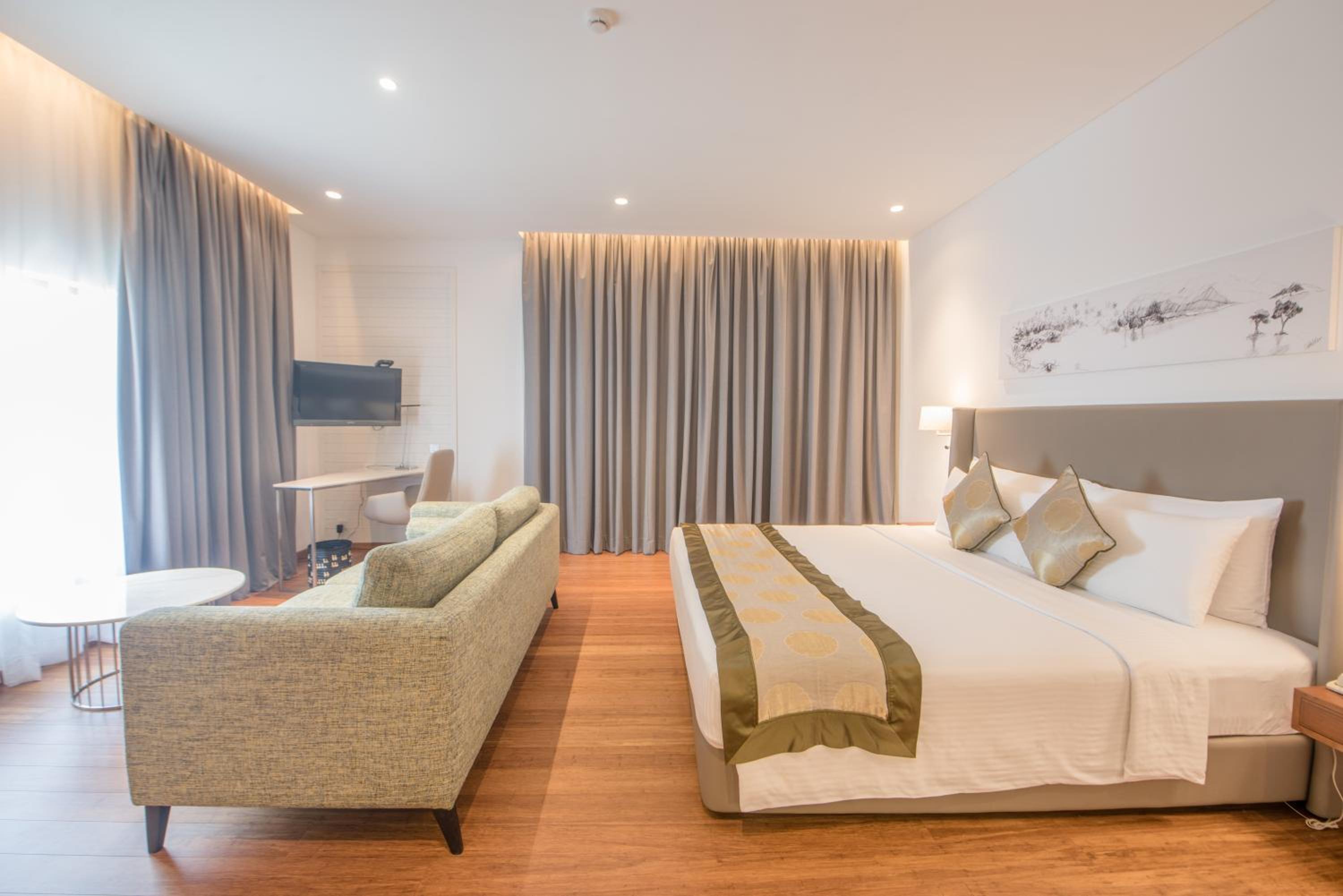 Premium Pool View King Bed Room including One Way Airport Transfer - Photo 4