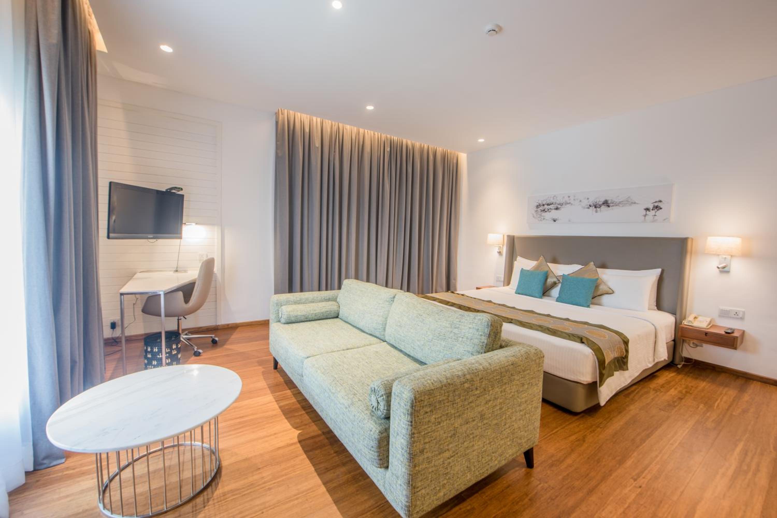 Premium Pool View King Bed Room including One Way Airport Transfer - Photo 3