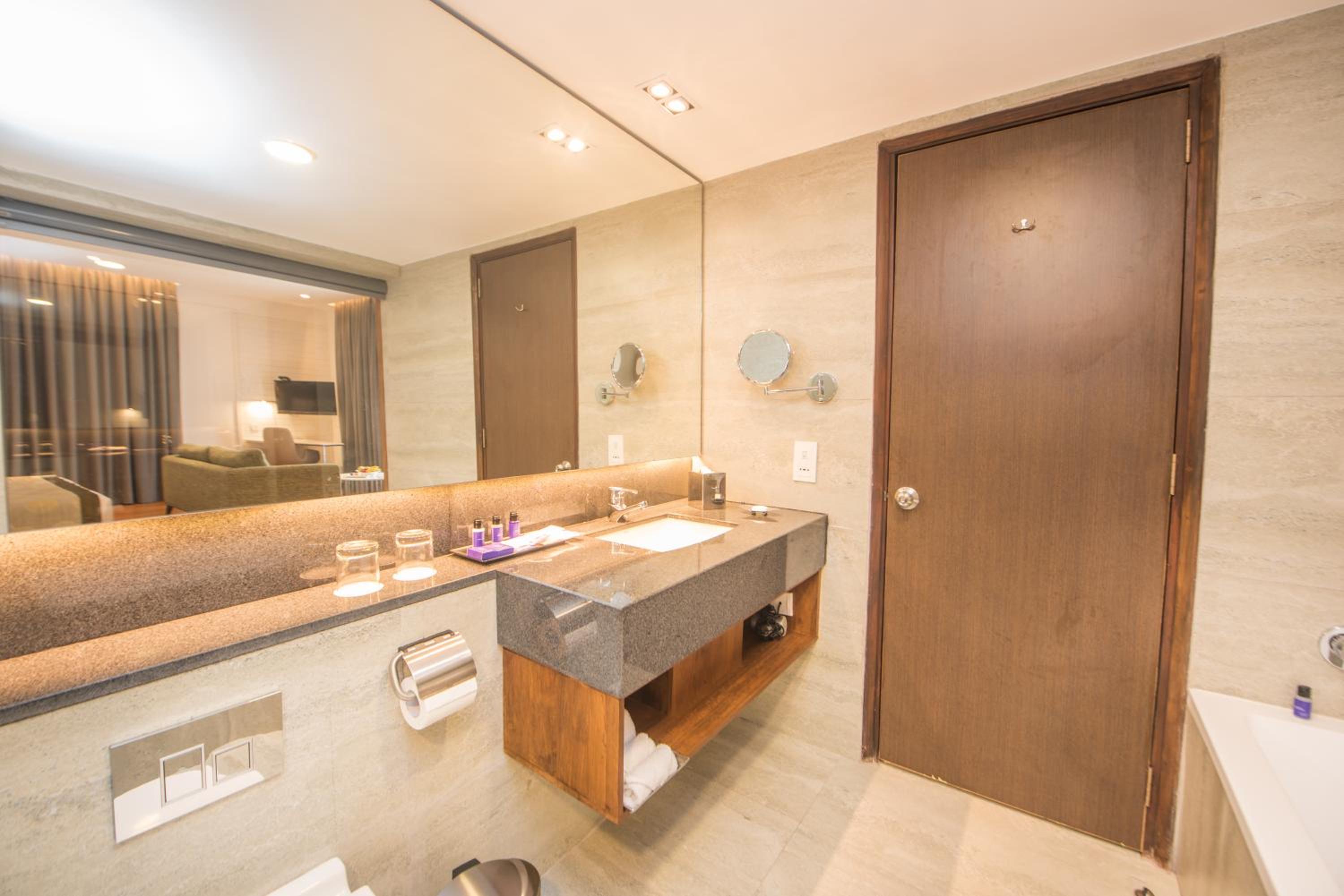 Premium Pool View King Bed Room including One Way Airport Transfer - Photo 5