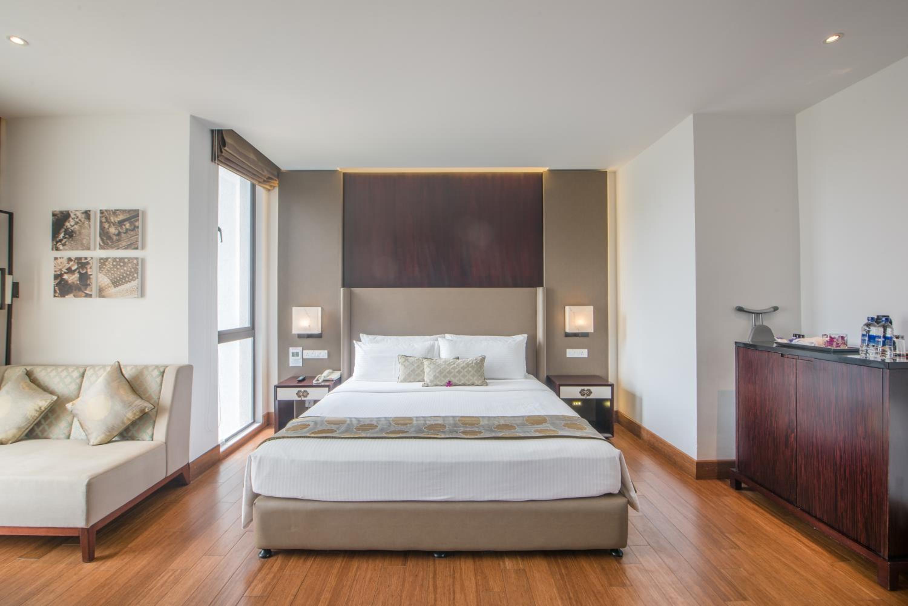 Premium Room King Bed including One Way Airport Transfer - Photo 7