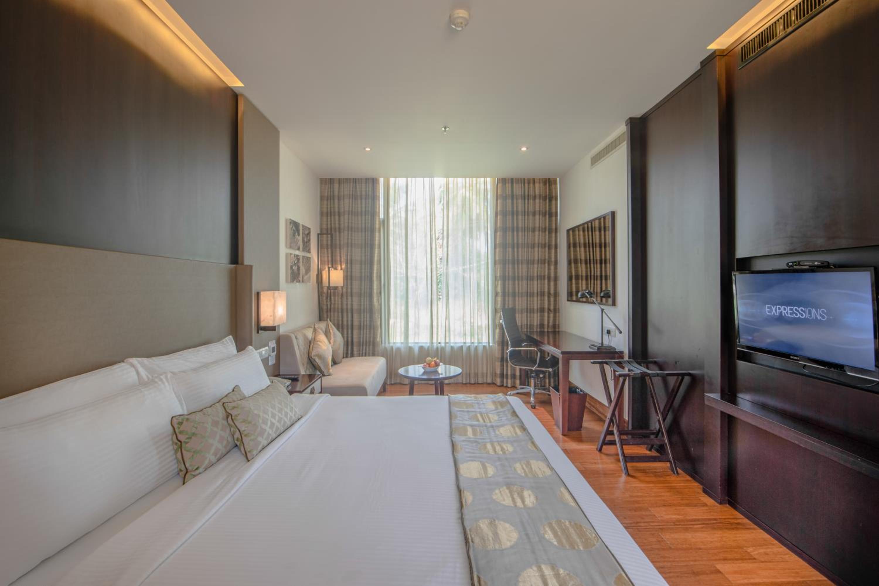 Premium Room King Bed including One Way Airport Transfer - Photo 6