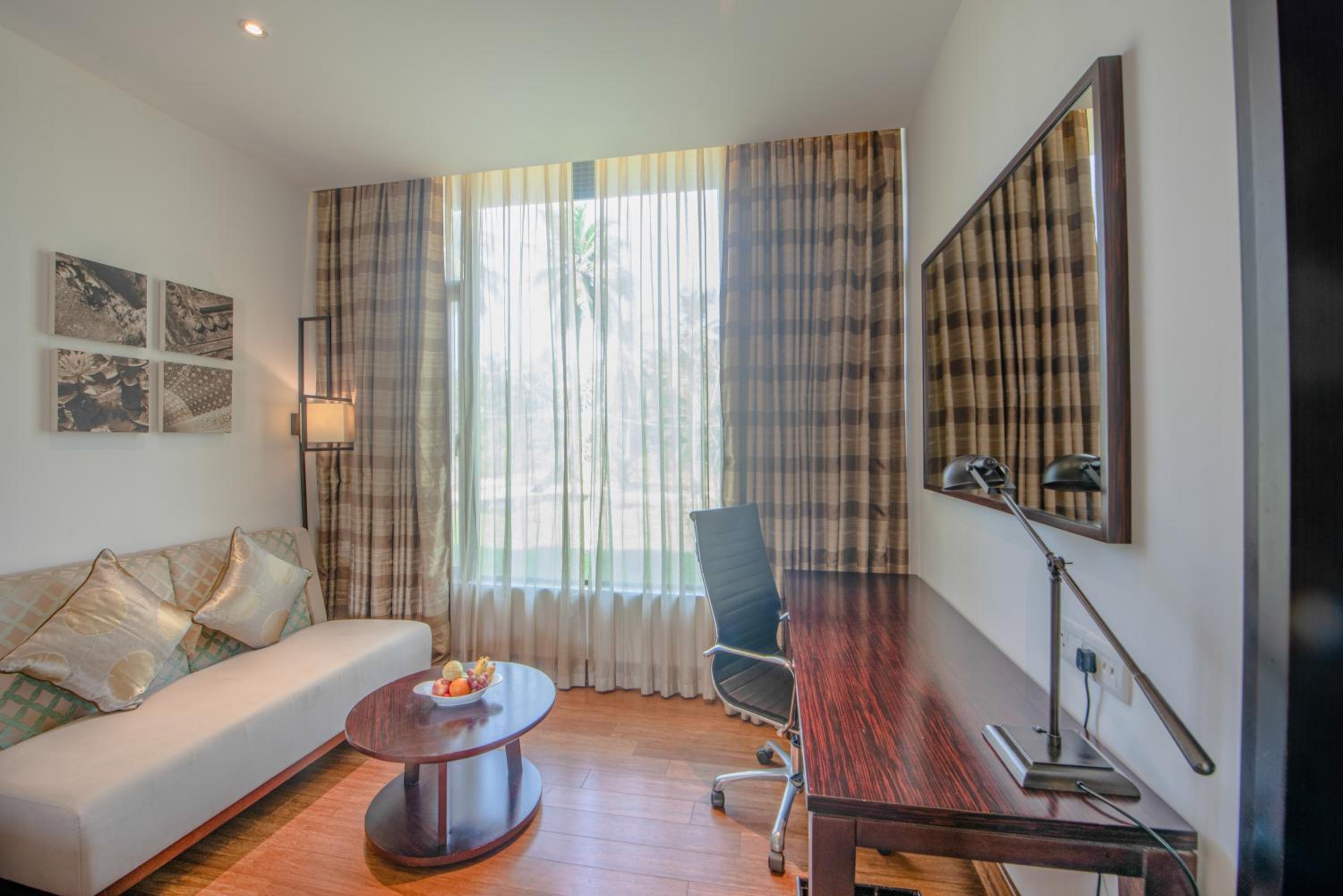 Premium Room King Bed including One Way Airport Transfer - Photo 13
