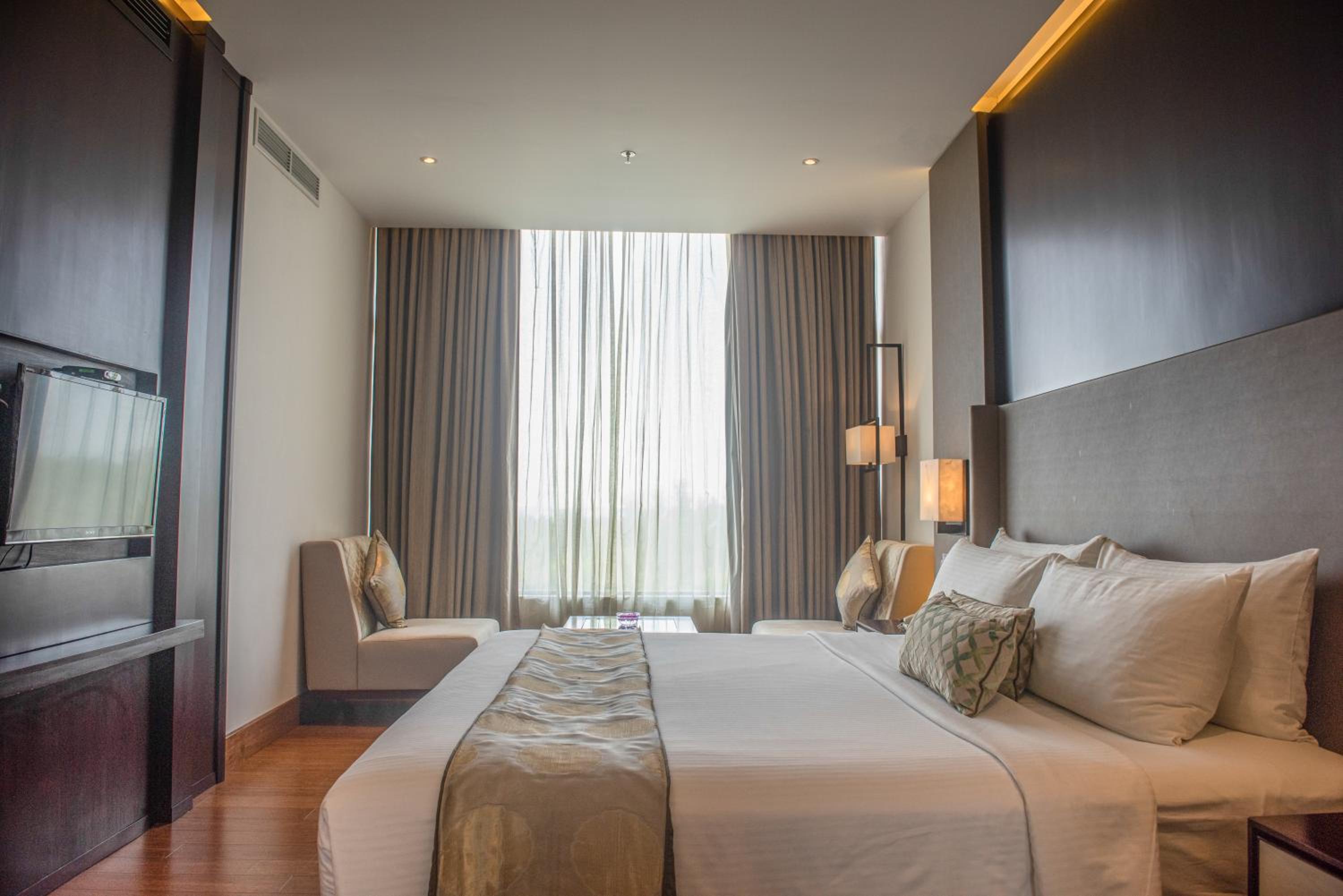 Premium Room King Bed including One Way Airport Transfer - Photo 5