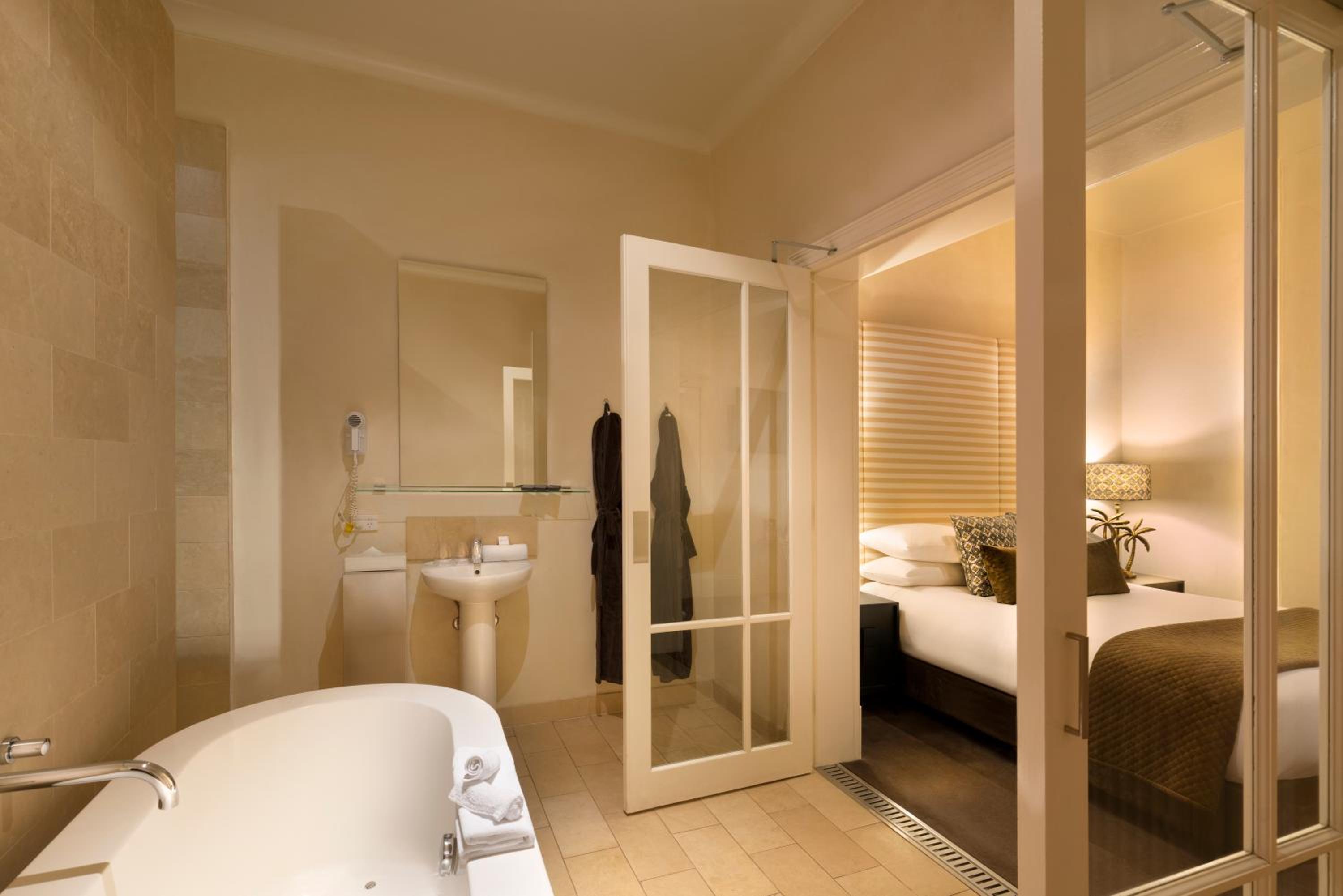 King Room with Spa Bath - Carousel photo 2