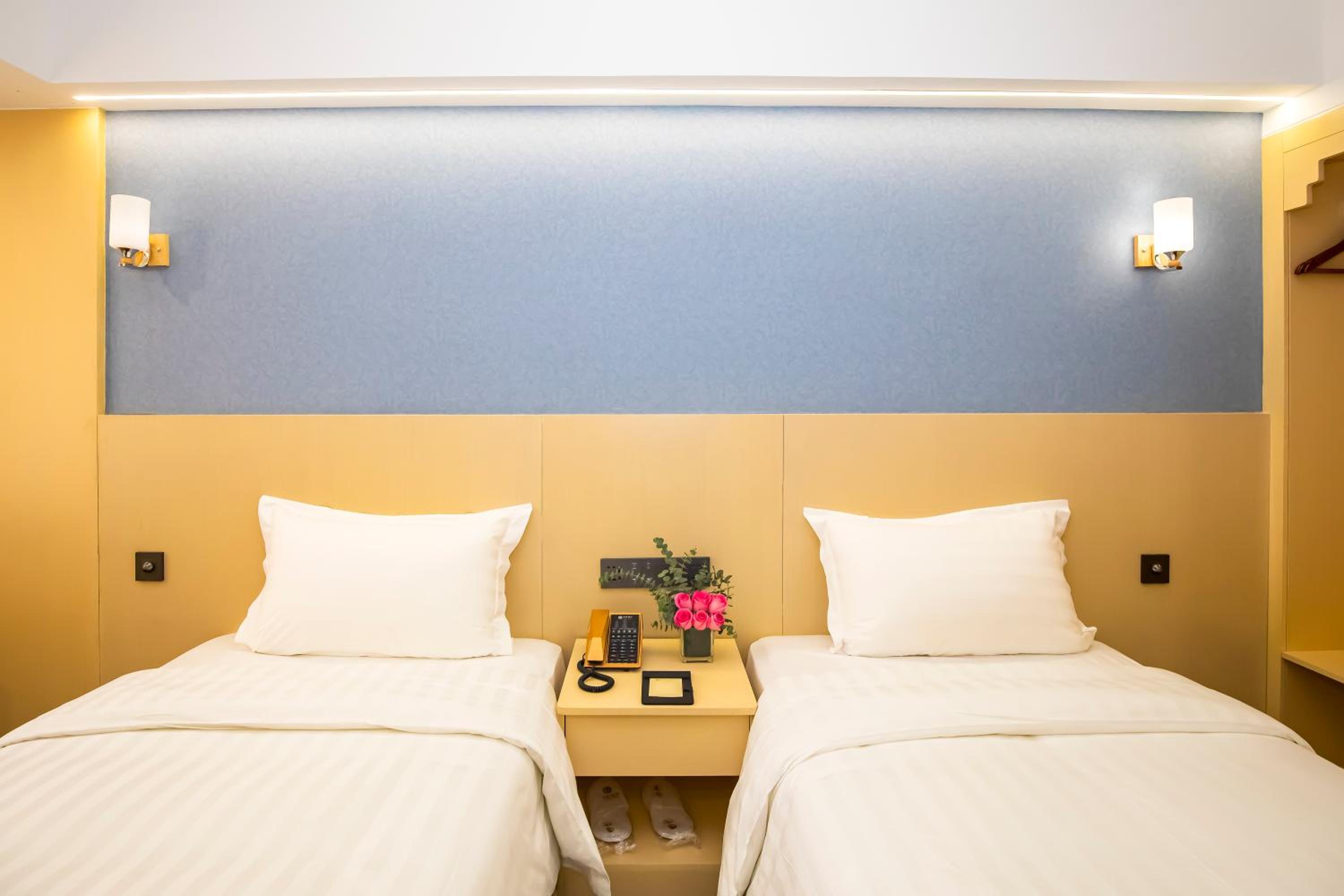 Standard Twin Room - Photo 2