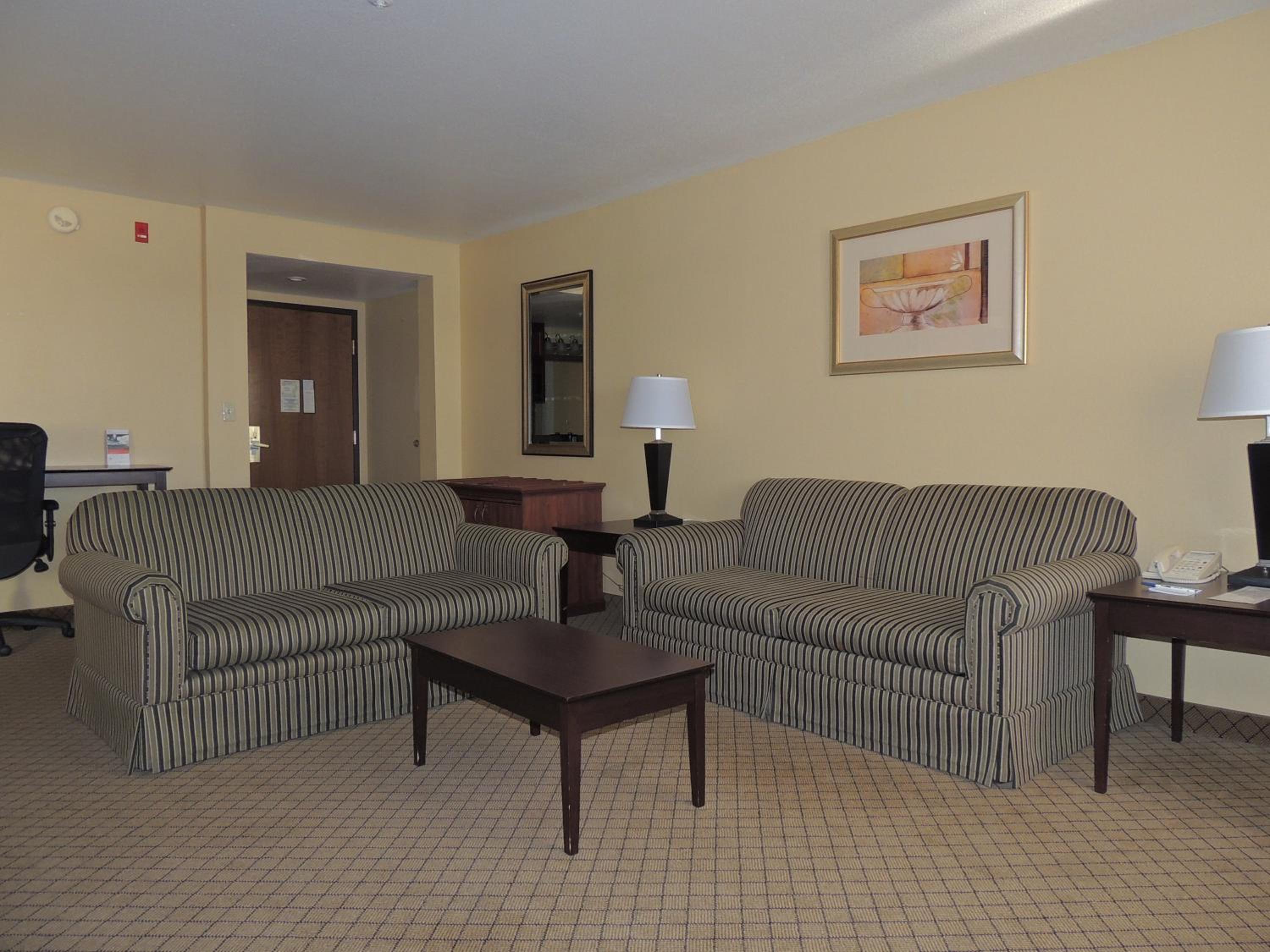 Deluxe King Suite with Hearing Accessible Tub - Non-Smoking