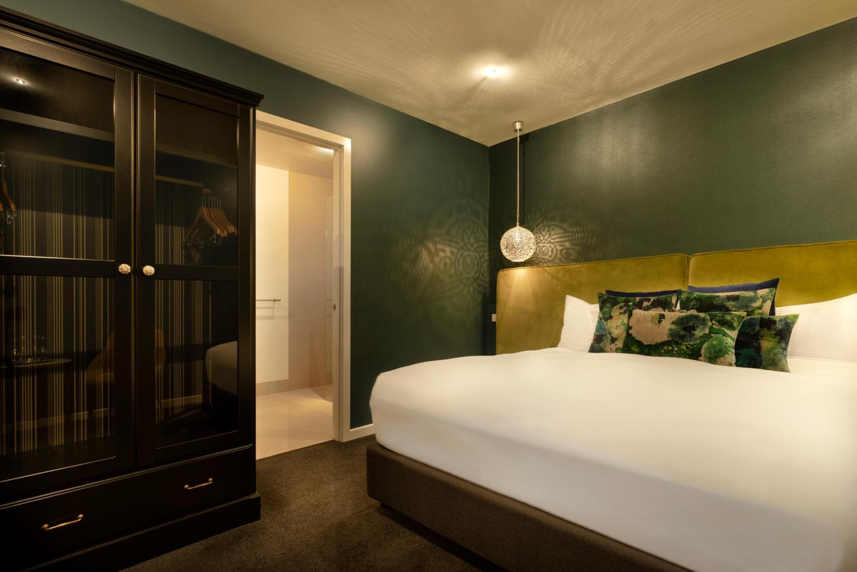 King Suite - Sapphire photo 1