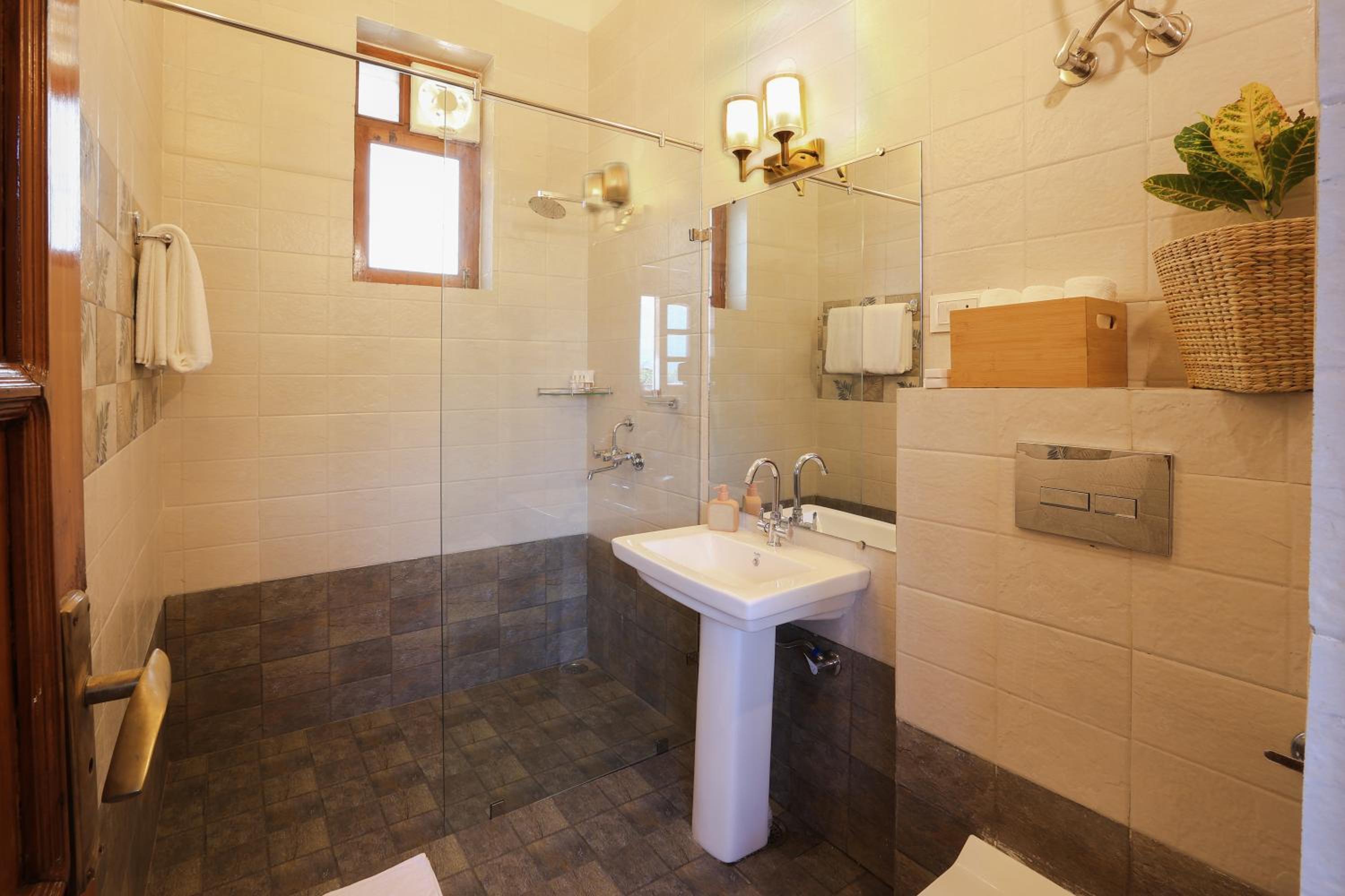 Deluxe Double Room with anytime breakfast, 24*7 butler Service & Flexible check in & check out (Subject to availability) - Photo 4
