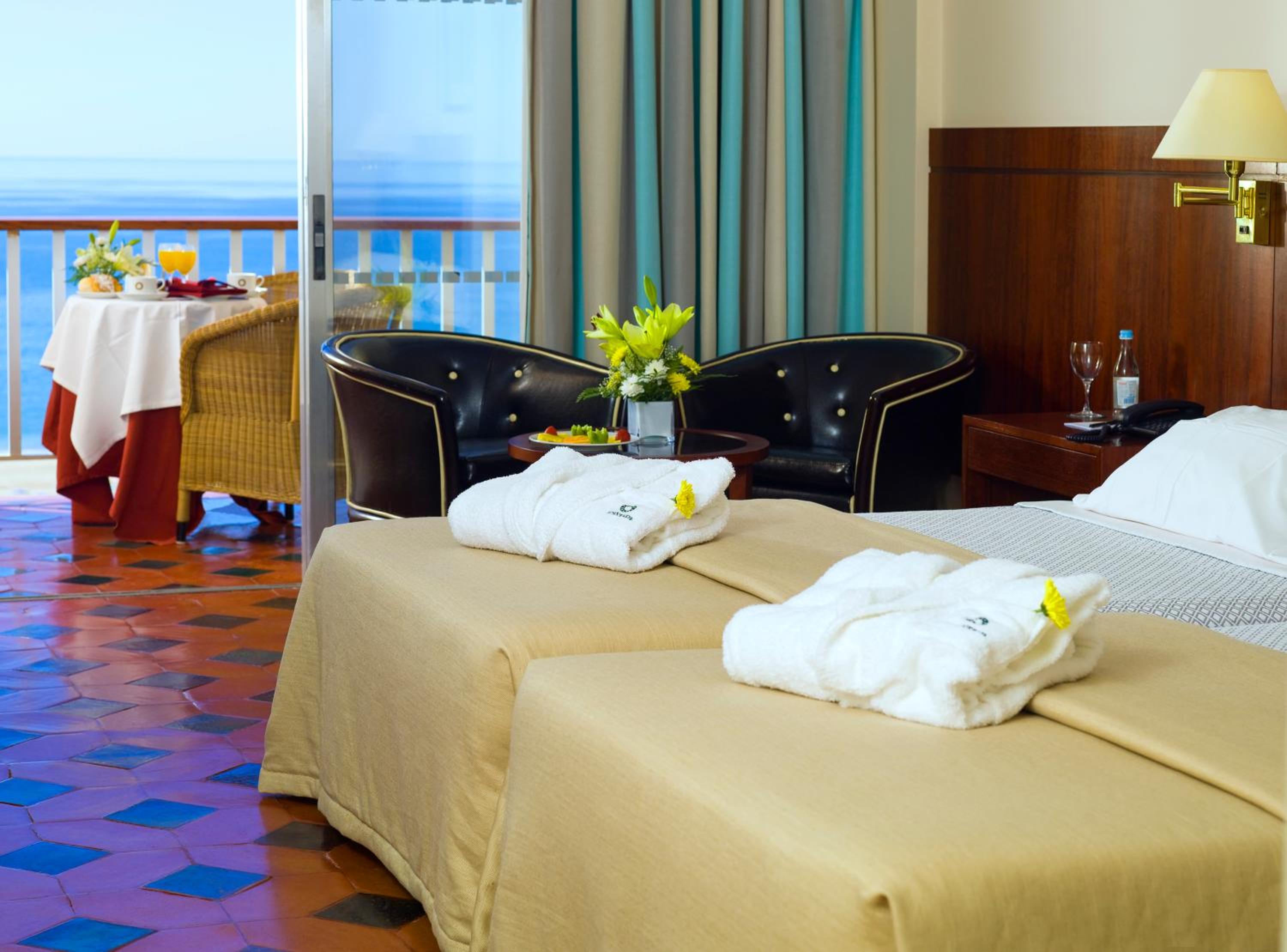 Superior Twin Room with Balcony and Sea View - Photo 4
