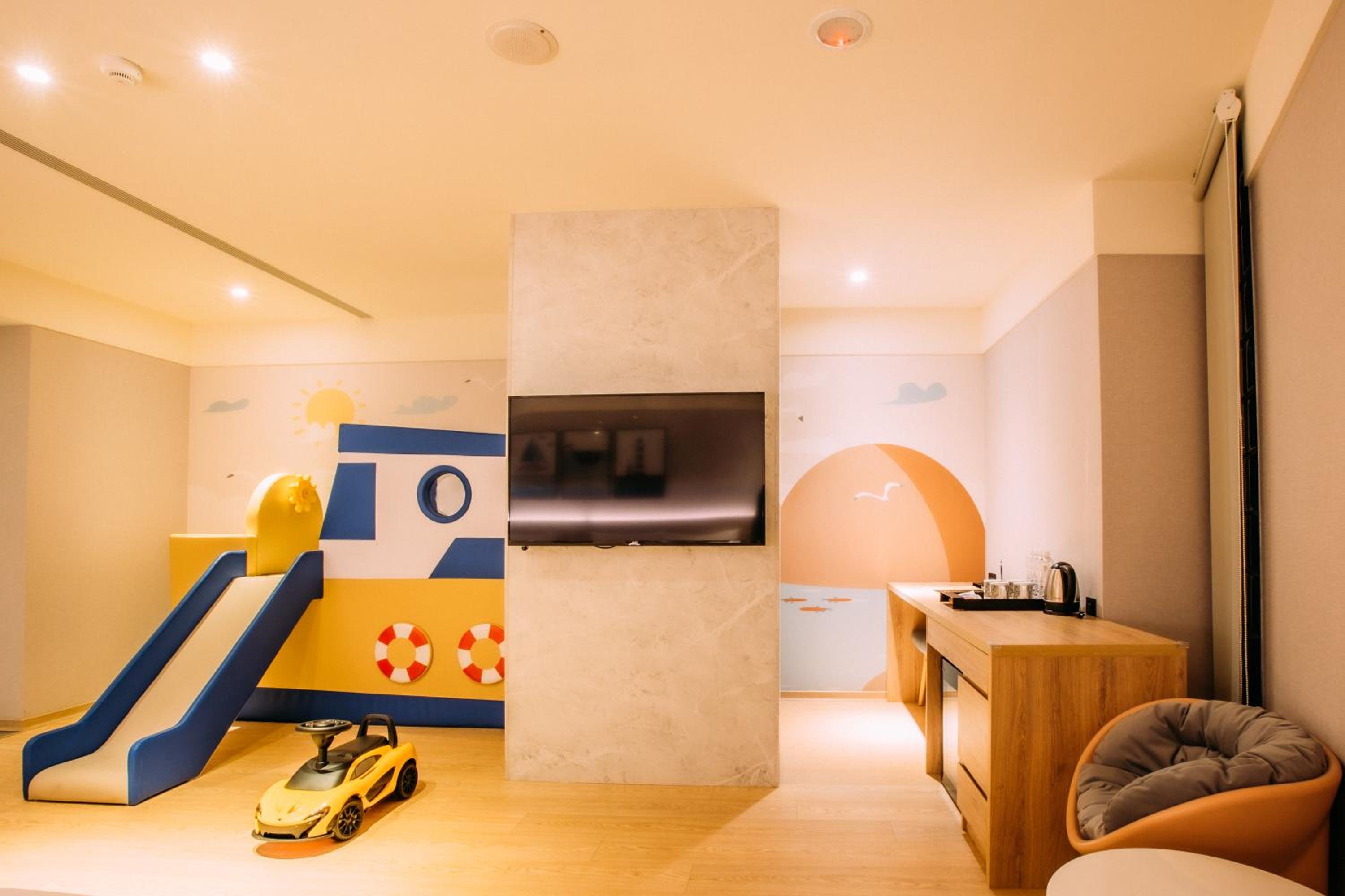 Kid-Friendly Family Room without Window photo 2
