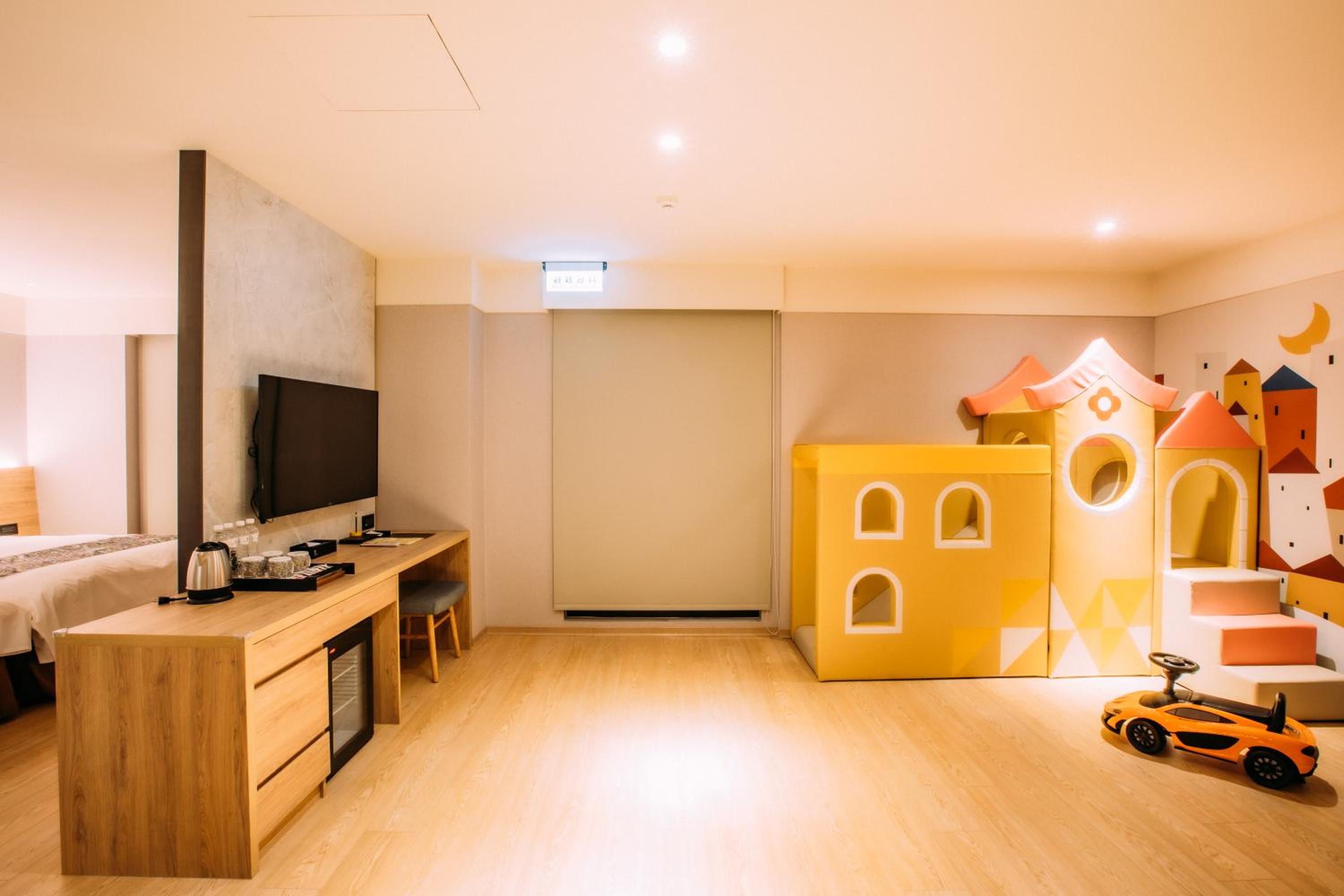 Superior Kid-Friendly Family Room photo 3