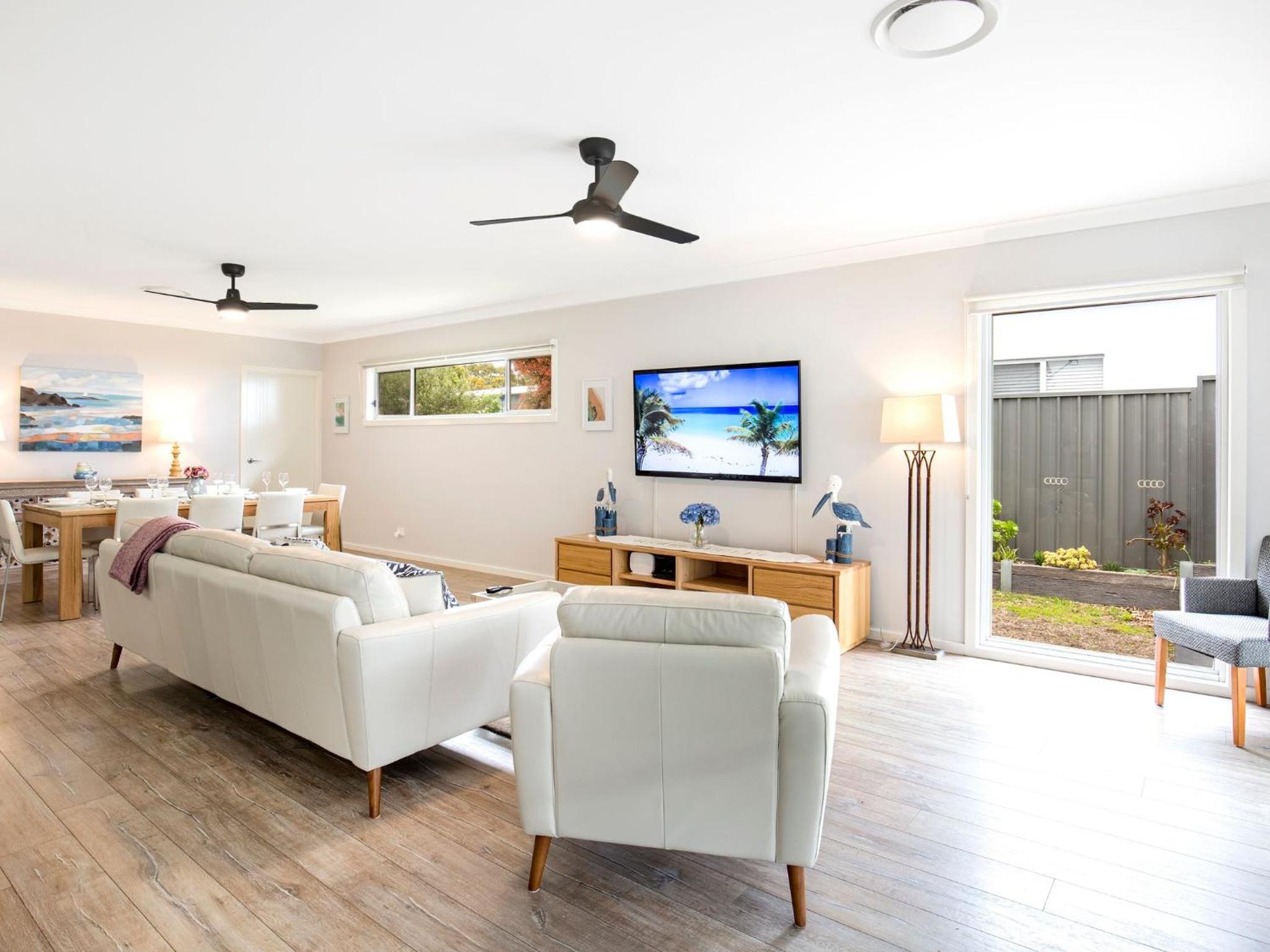 Five-Bedroom House photo 1