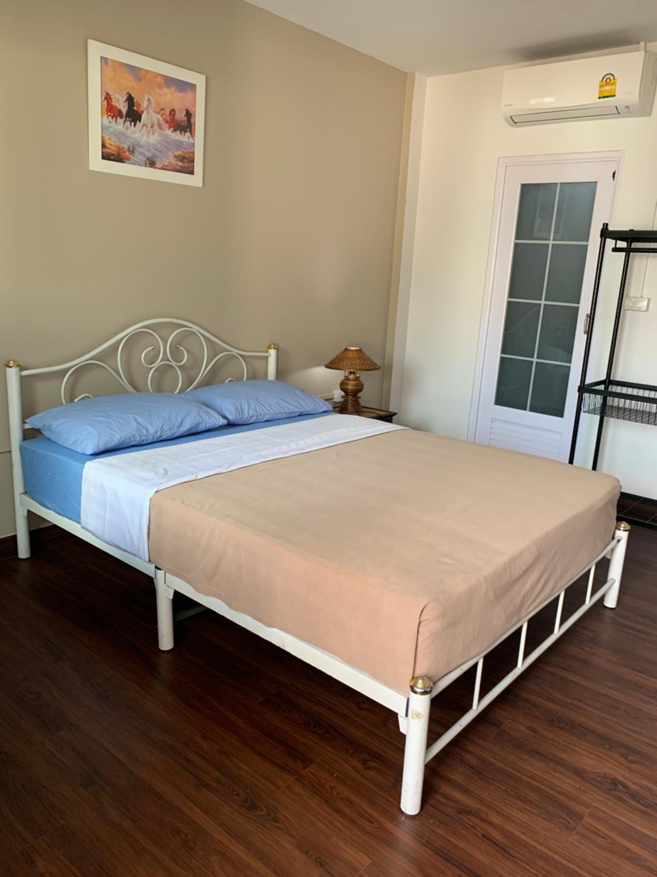 Economy Double Room - Photo 9