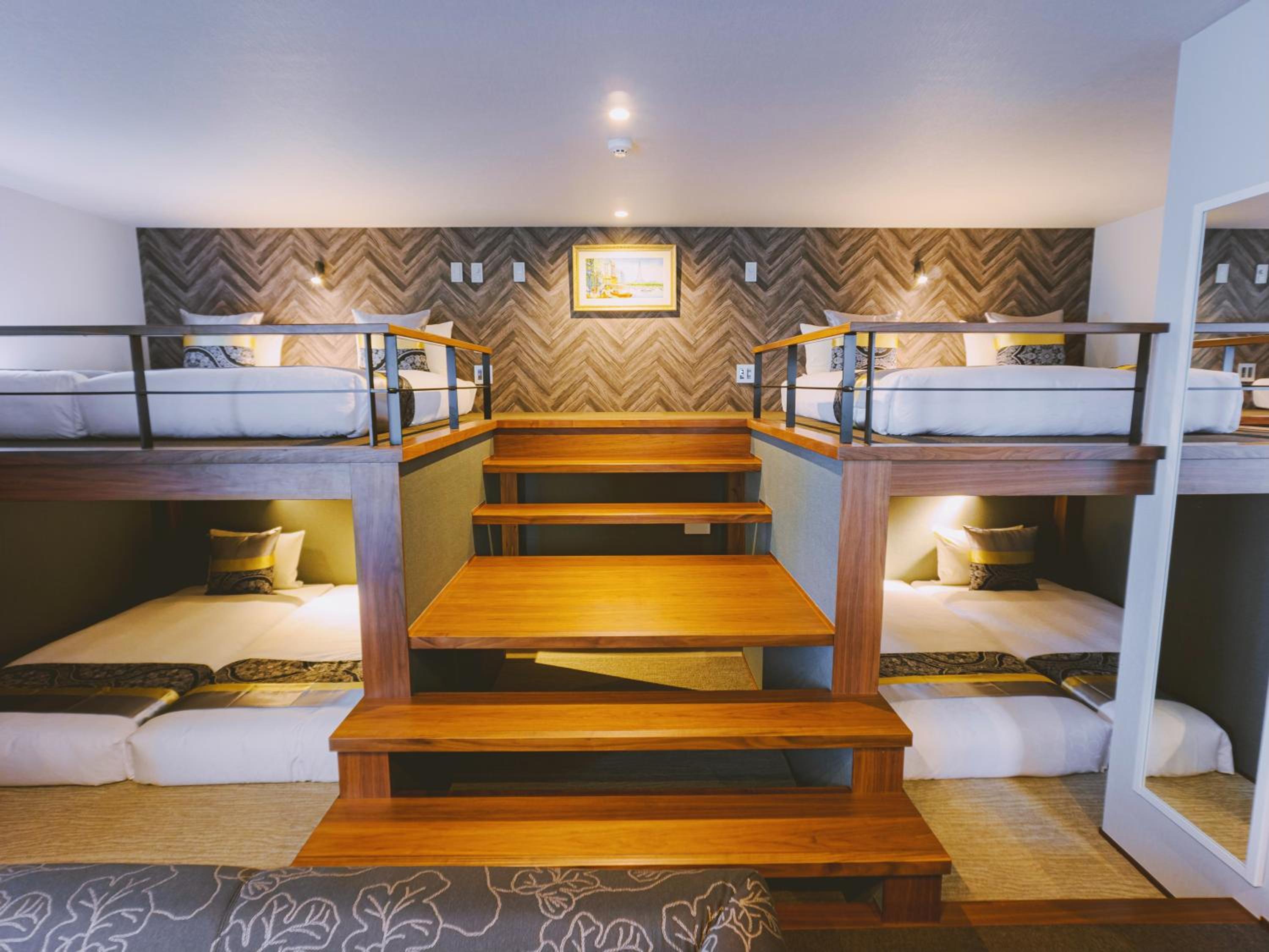 Suite - Photo 1