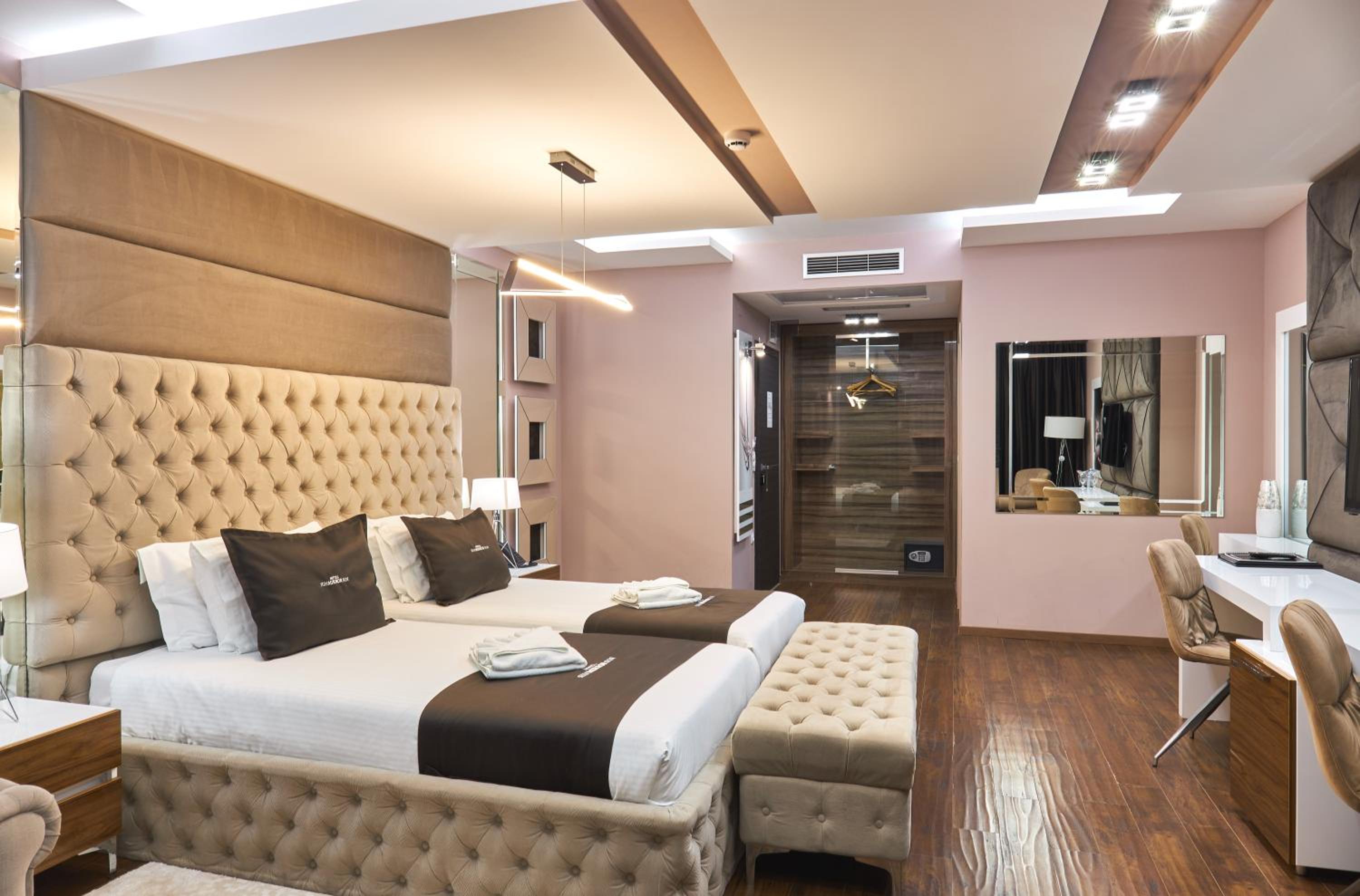 Deluxe Room - Free Airport Shuttle - Photo 3