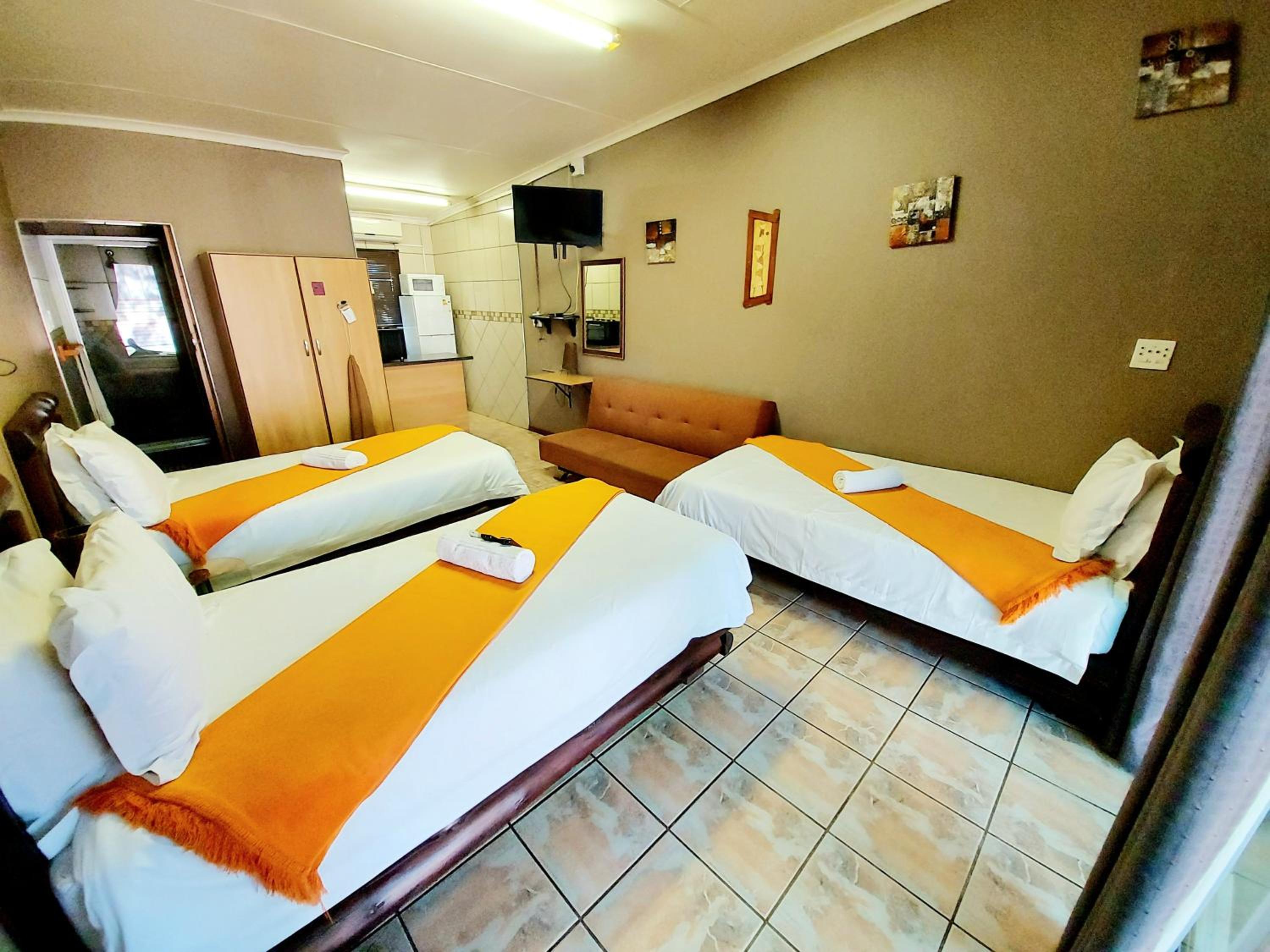 Triple Room with Private Bathroom - Photo 3