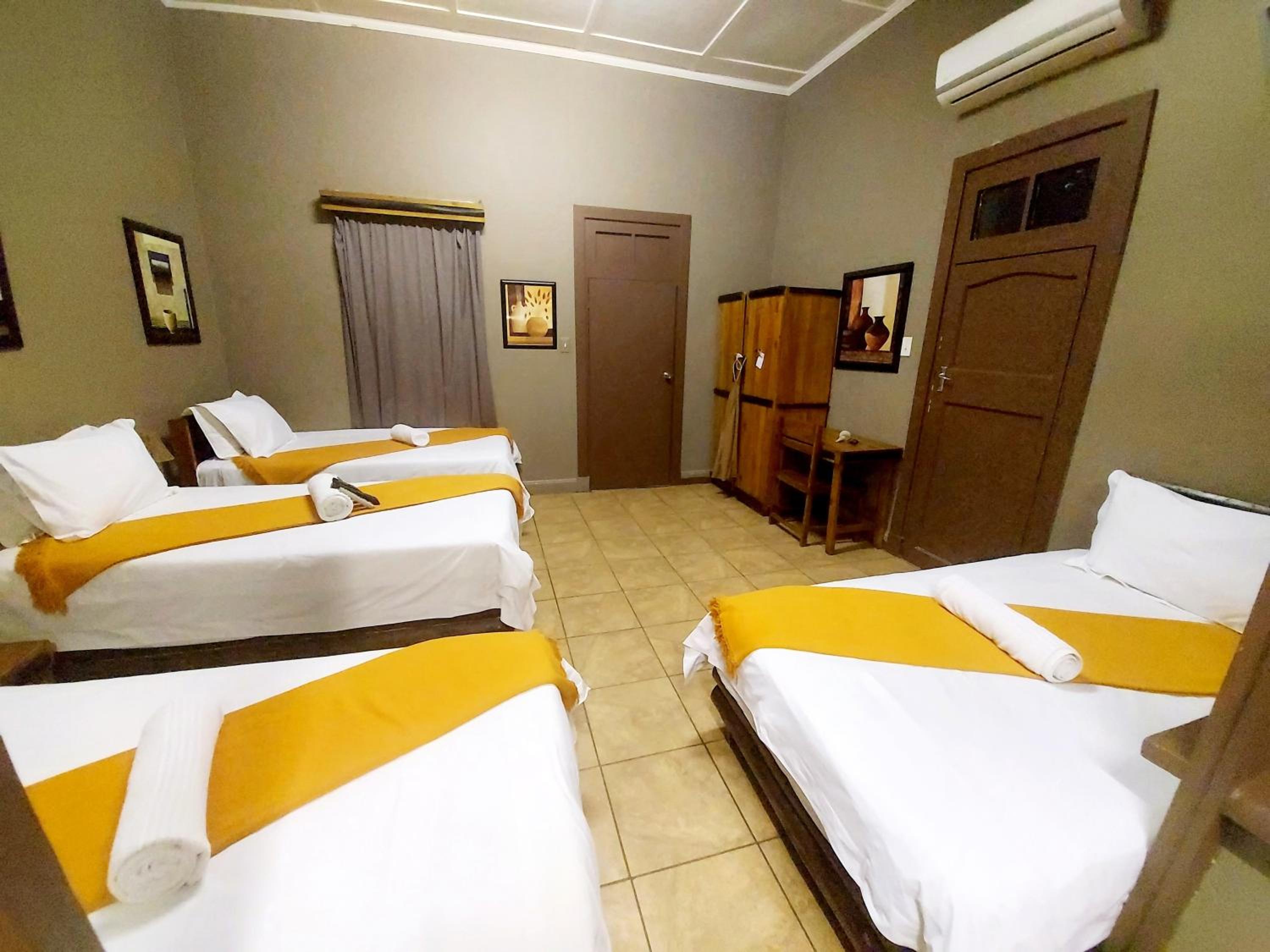 Quadruple Room with Private Bathroom - Photo 6