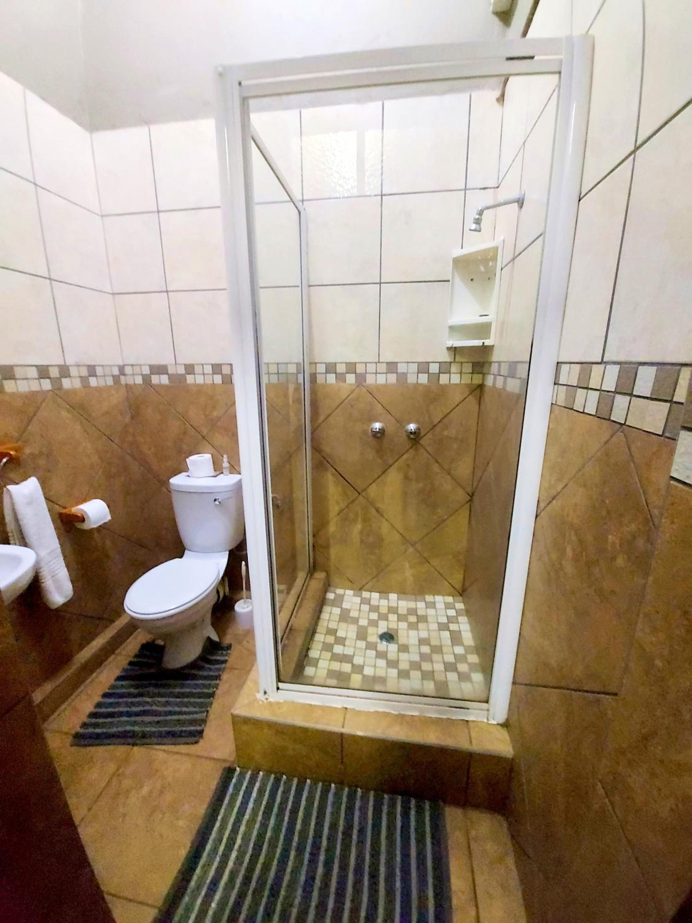Quadruple Room with Private Bathroom - Photo 5