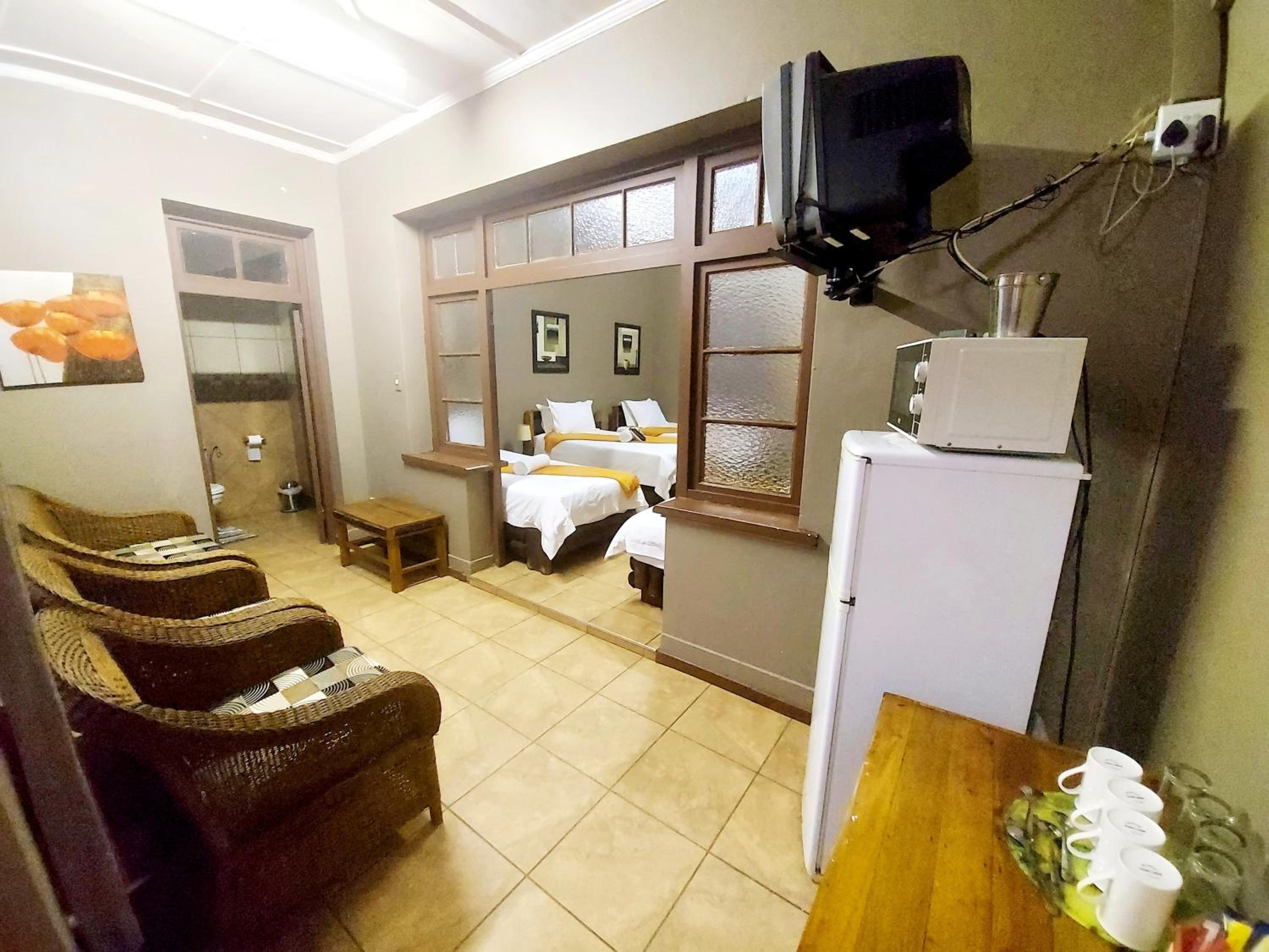 Quadruple Room with Private Bathroom - Photo 4