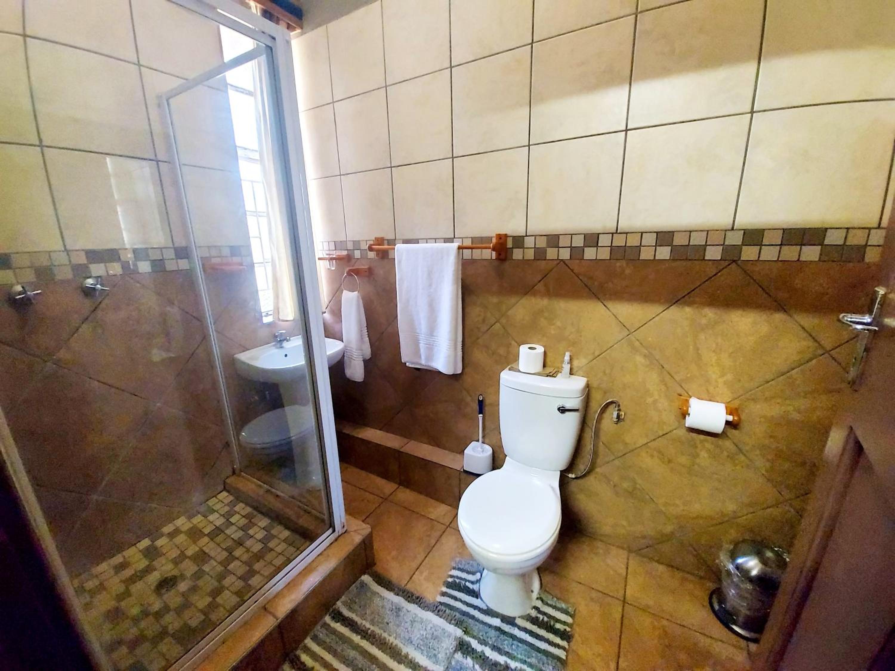 Quadruple Room with Private Bathroom - Photo 3