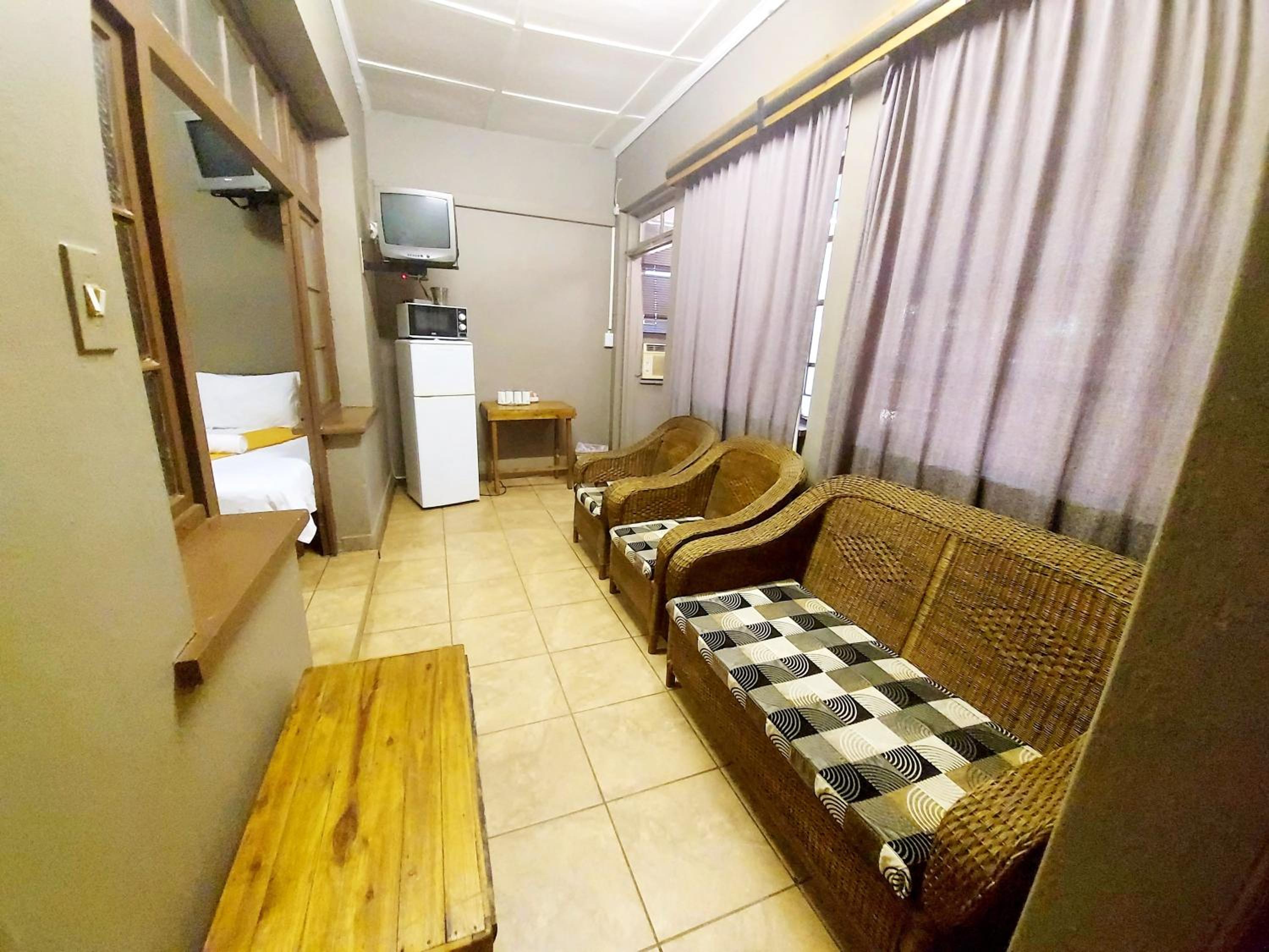 Quadruple Room with Private Bathroom - Photo 2