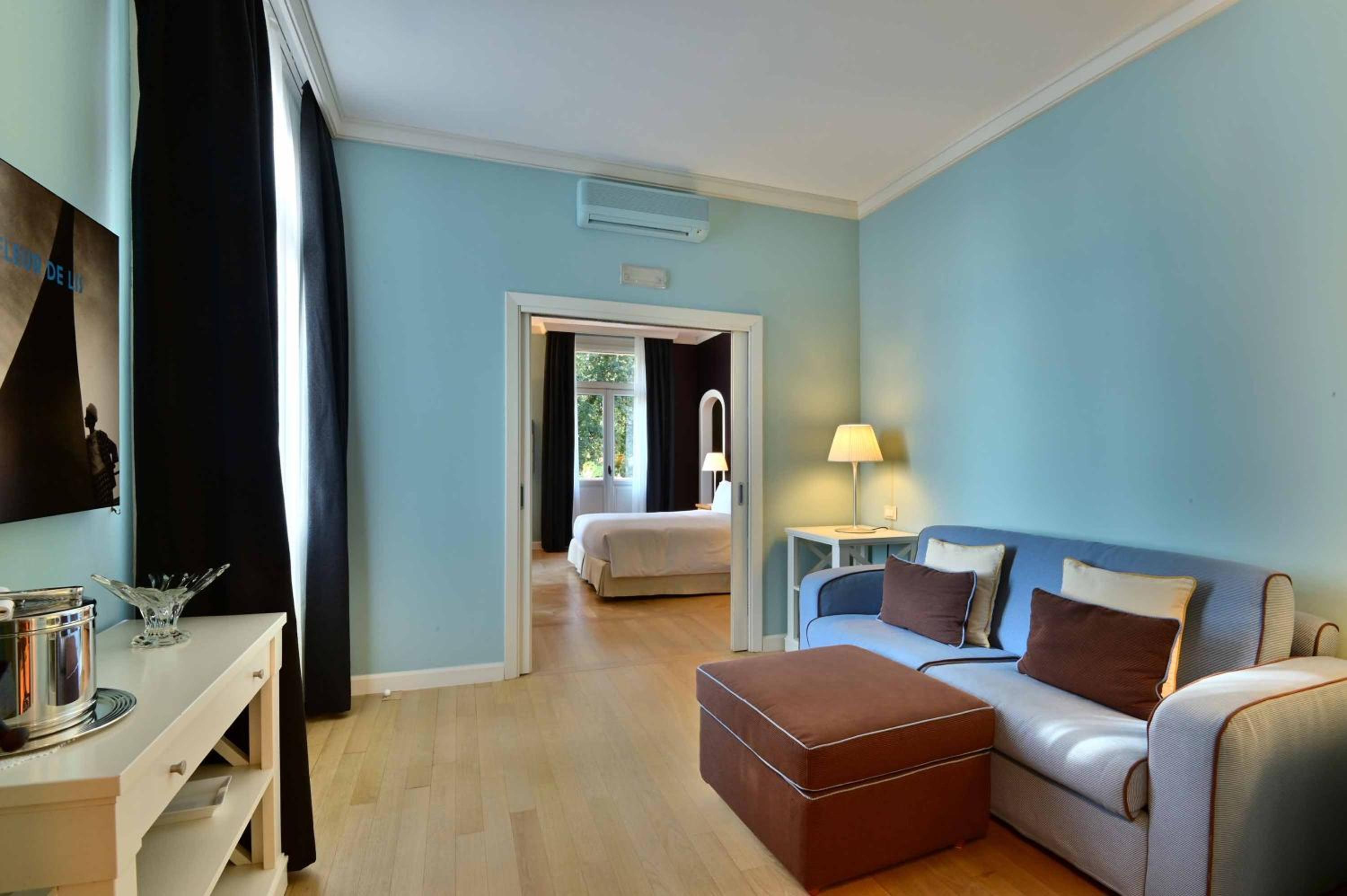 Suite - Photo 1